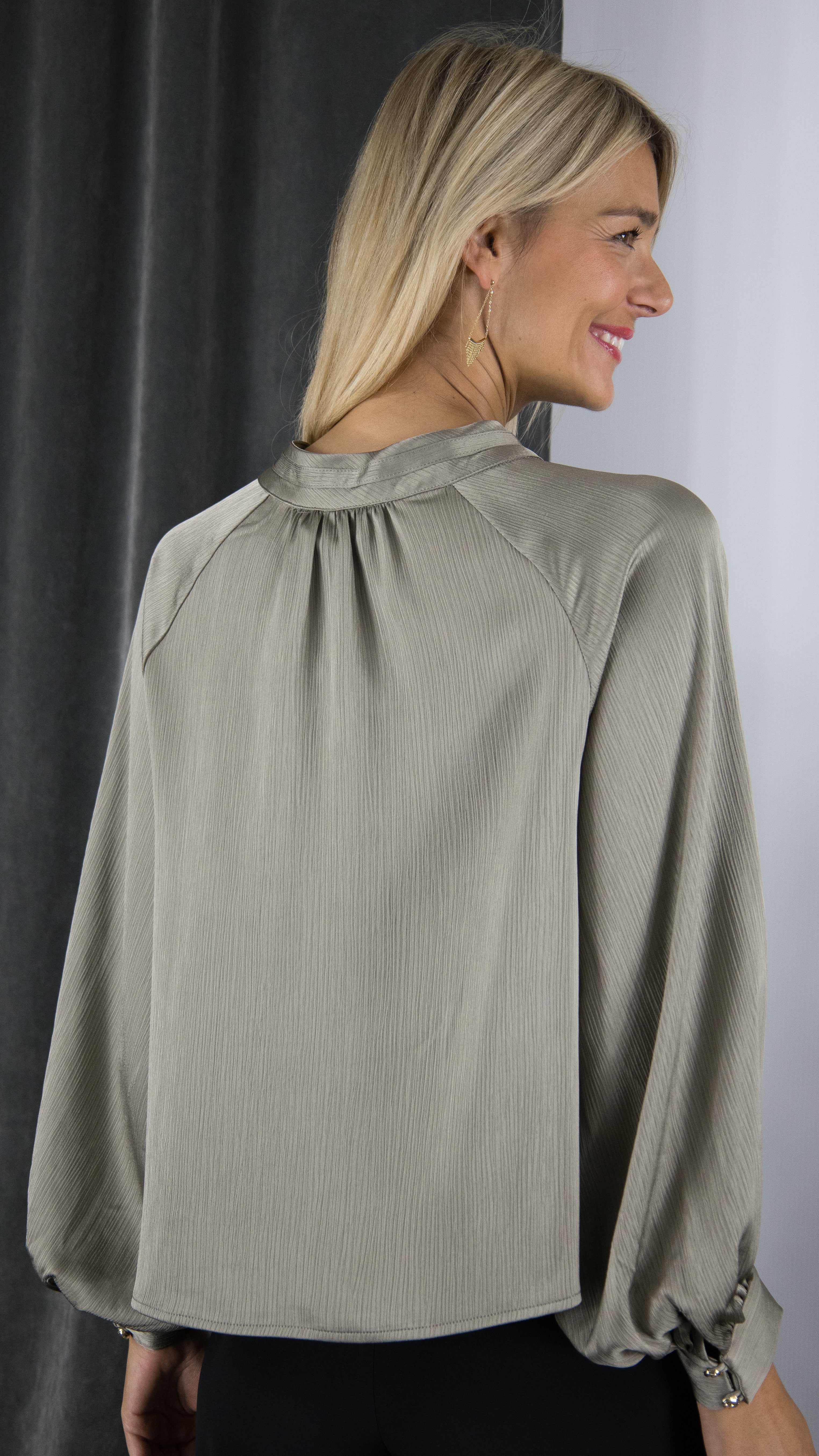 BLOUSE HABILLEE FLUIDE SATINEE GREIGE POUR FEMME  LULUMARY H702