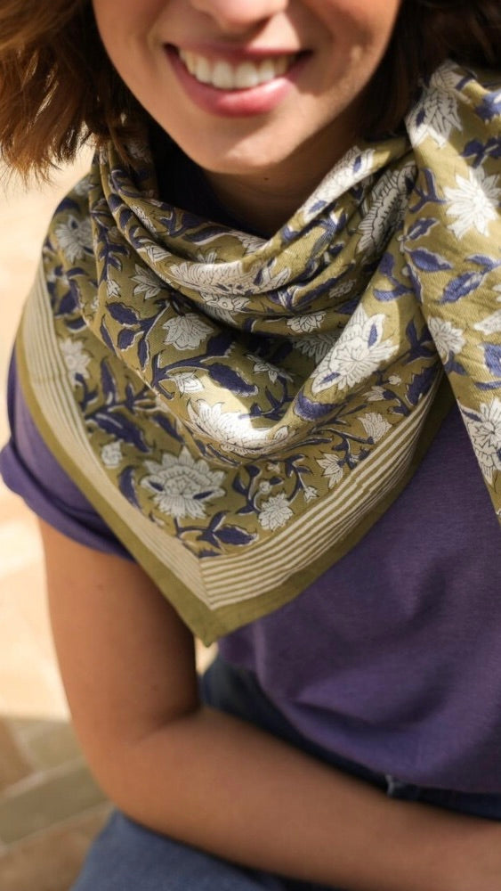 FOULARD IMPRIME FLORAL KAKI EN COTON  BELLEMME HARPER 