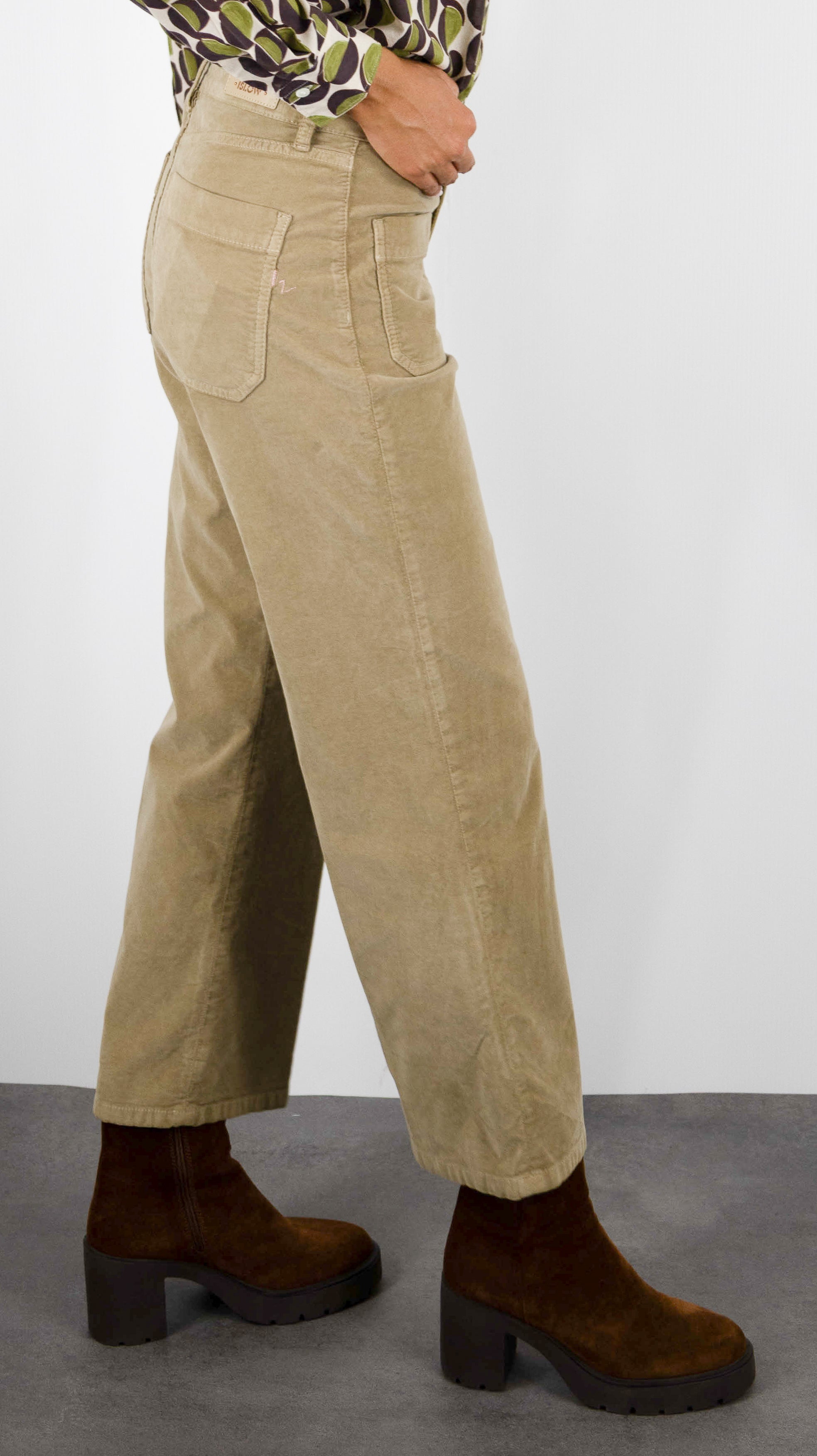 PANTALON EVASE 7/8 EN VELOURS POUR FEMME ISLOW HOPE PALATINE CORD#COLOR_ARIDE/BEIGE CLAIR