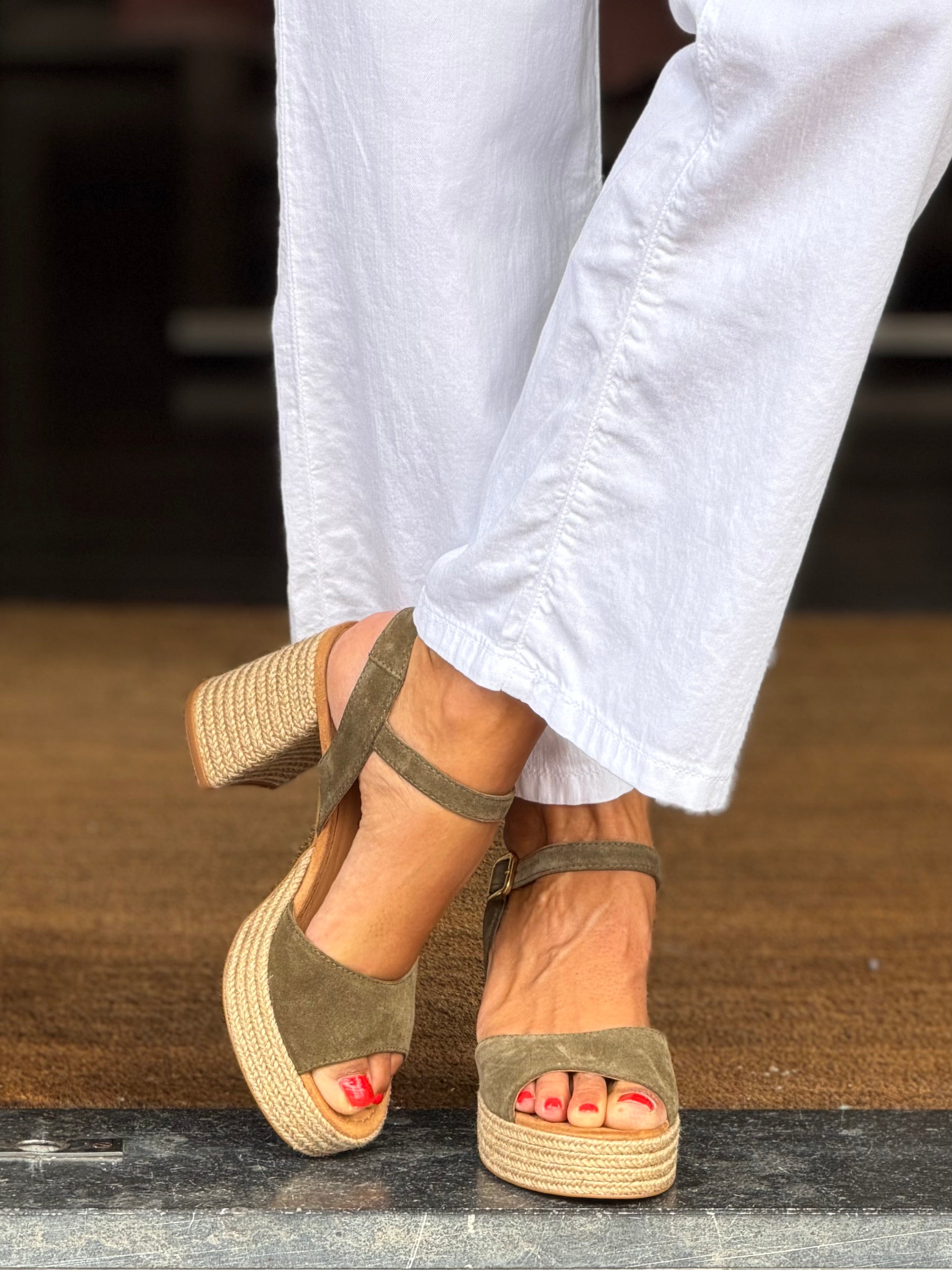 SANDALES COMPENSEES EN DAIM ET JUTE KAKI  UNISA ODELL 26 BS 