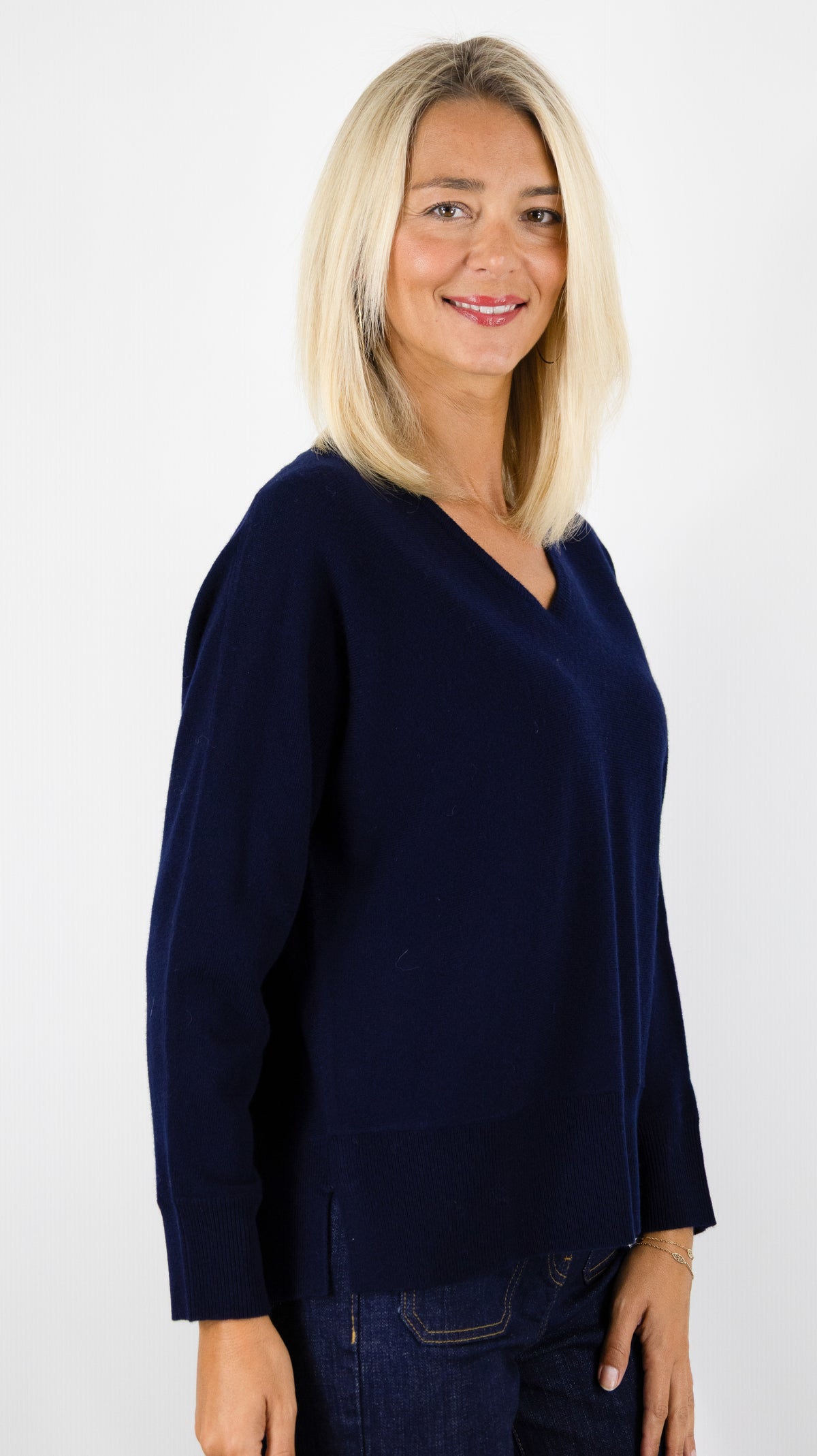 PULL COL V EN LAINE MERINOS POUR FEMME MAUD ET SACHA CK26M03M#COLOR_CW064/NUIT MARINE