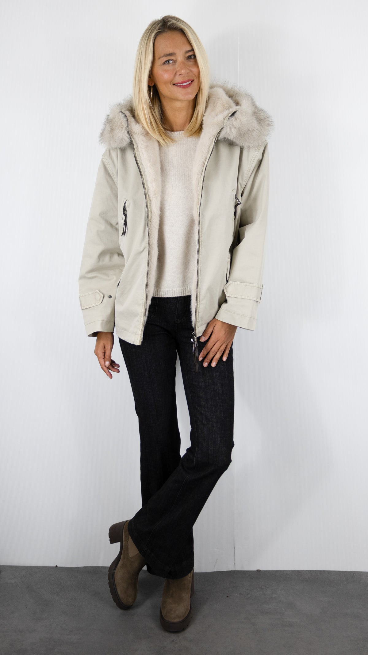 PARKA COURTE EVASEE AVEC CAPUCHE EN FAUSSE FOURRURE POUR FEMME  BLONDE N°8 BELLA 316 KITT ECRU