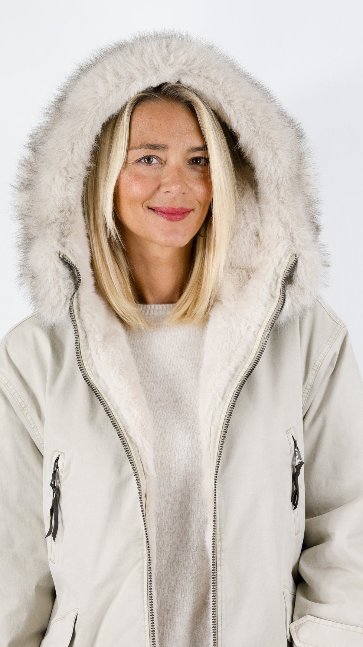 PARKA COURTE EVASEE AVEC CAPUCHE EN FAUSSE FOURRURE POUR FEMME  BLONDE N°8 BELLA 316 KITT ECRUPARKA COURTE EVASEE AVEC CAPUCHE EN FAUSSE FOURRURE POUR FEMME  BLONDE N°8 BELLA 316 KITT ECRU