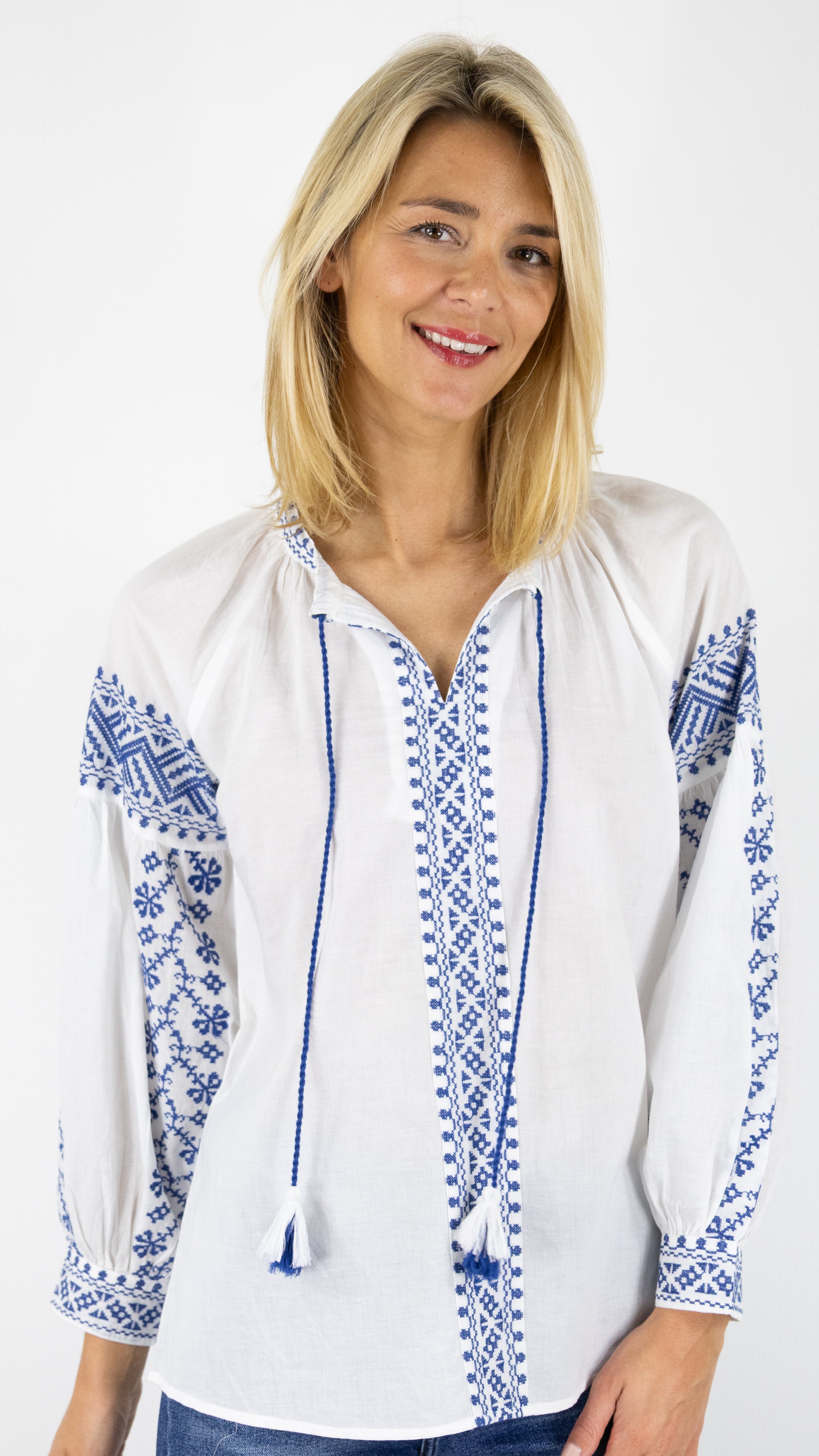 CHEMISE BRODEE EN COTON BLANC ET BLEU STUDIO PARISIEN JUNE 