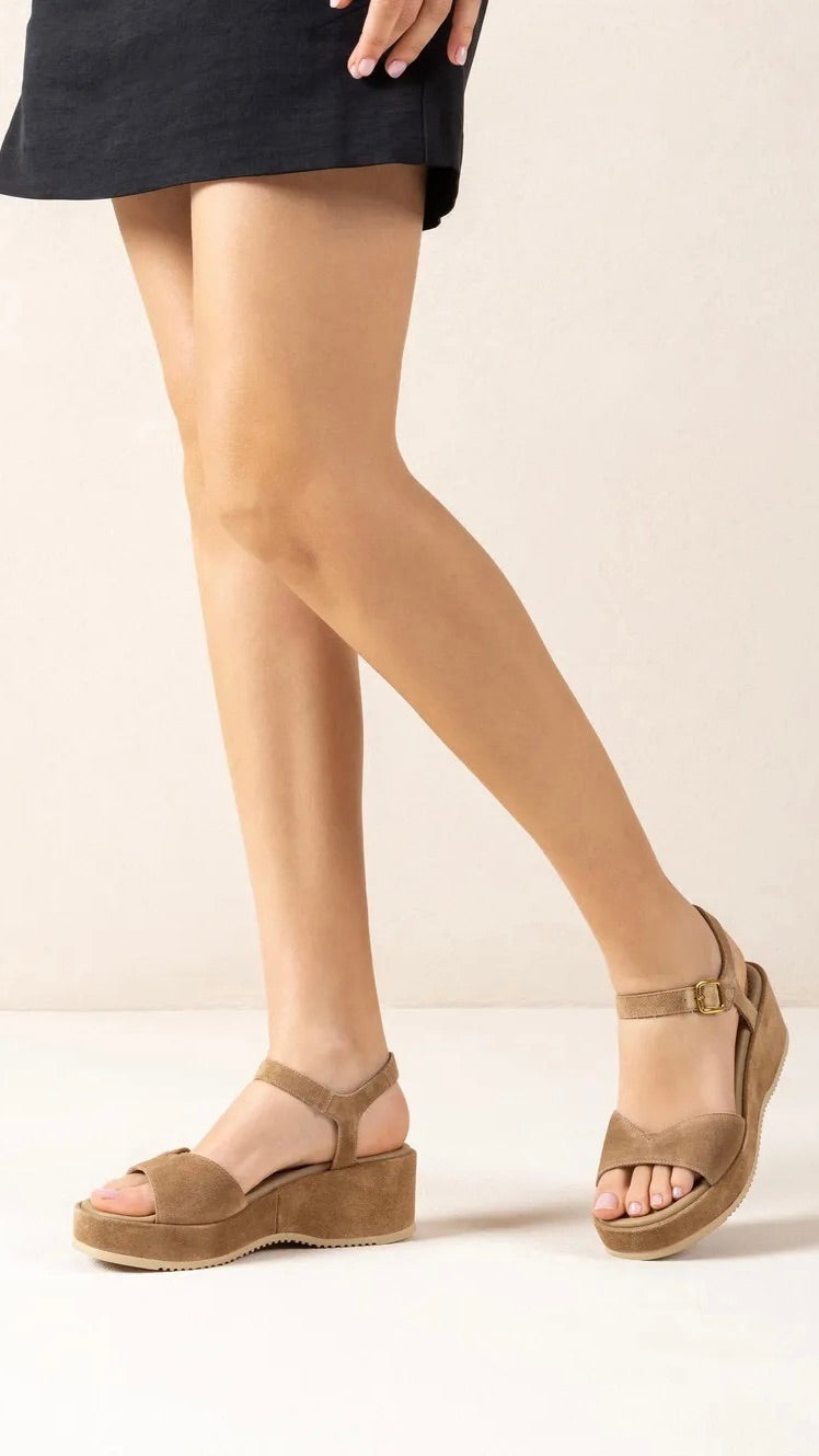 SANDALES COMPENSEES EN DAIM BEIGE  UNISA KEDAR BS 