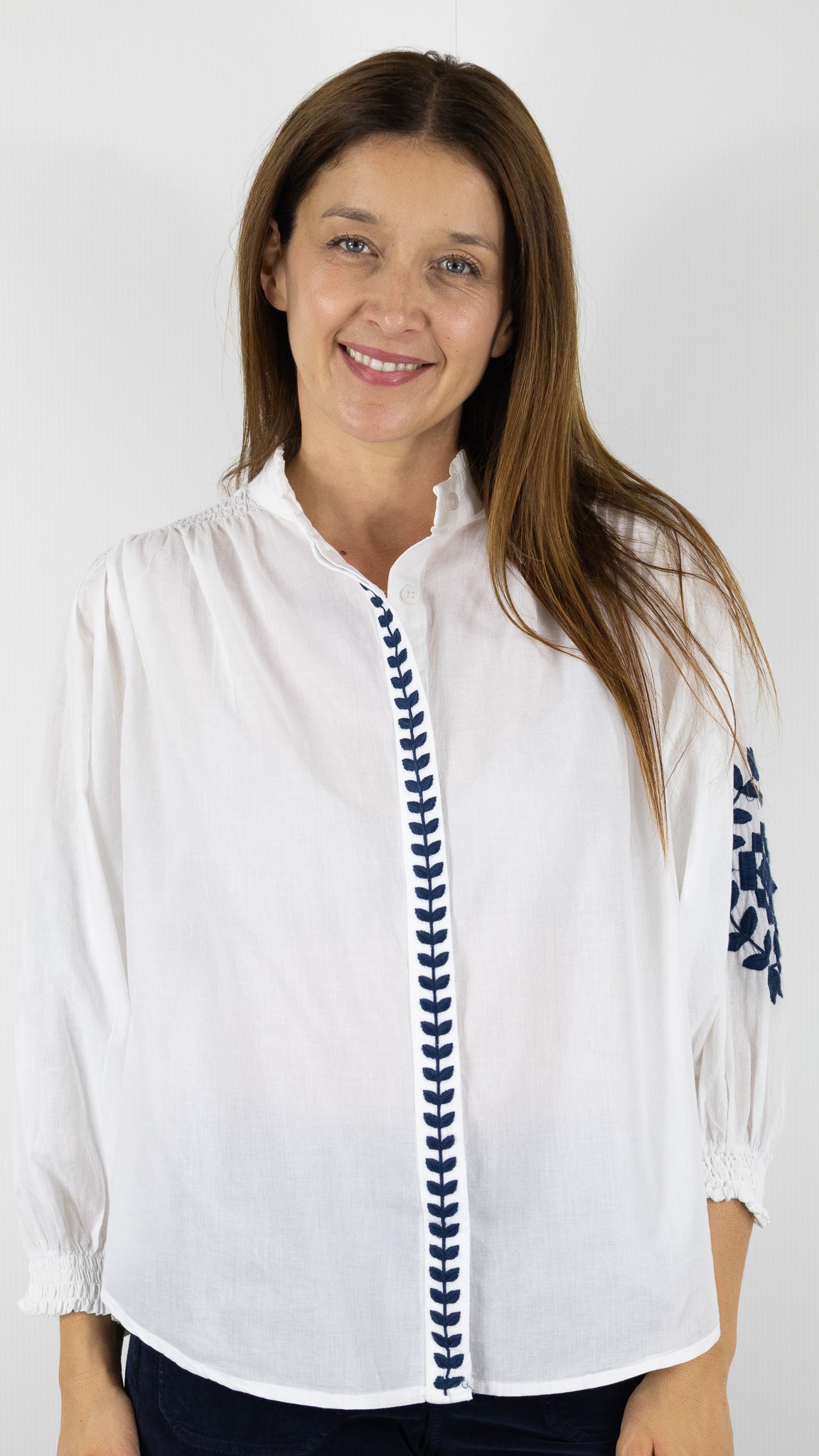 BLOUSE BRODEE EN COTON BLANC ET MARINE  LUK AP L1057