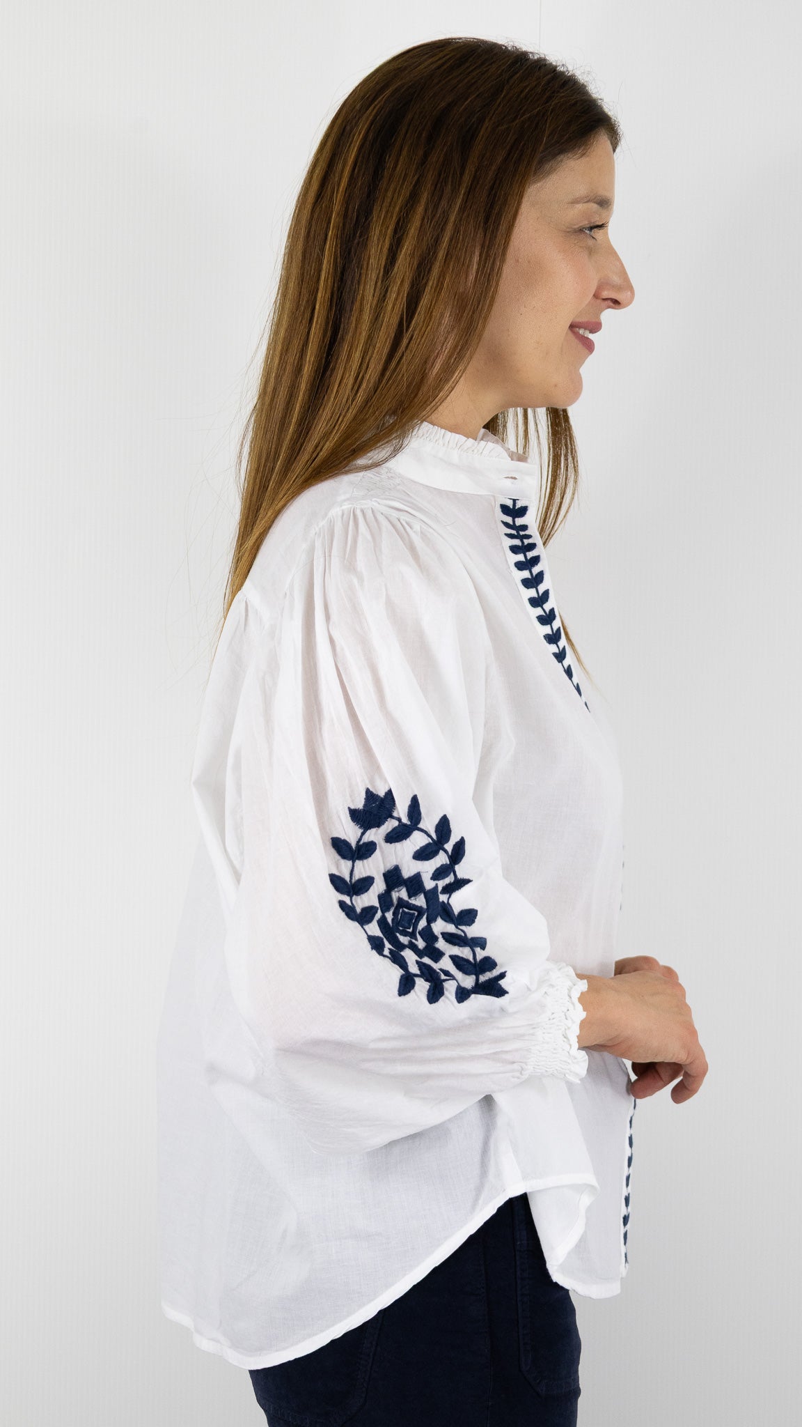 BLOUSE BRODEE EN COTON BLANC ET MARINE  LUK AP L1057