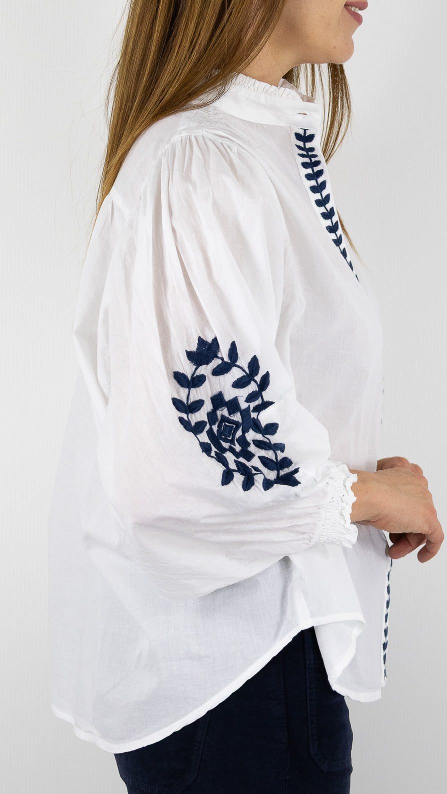 BLOUSE BRODEE EN COTON BLANC ET MARINE  LUK AP L1057