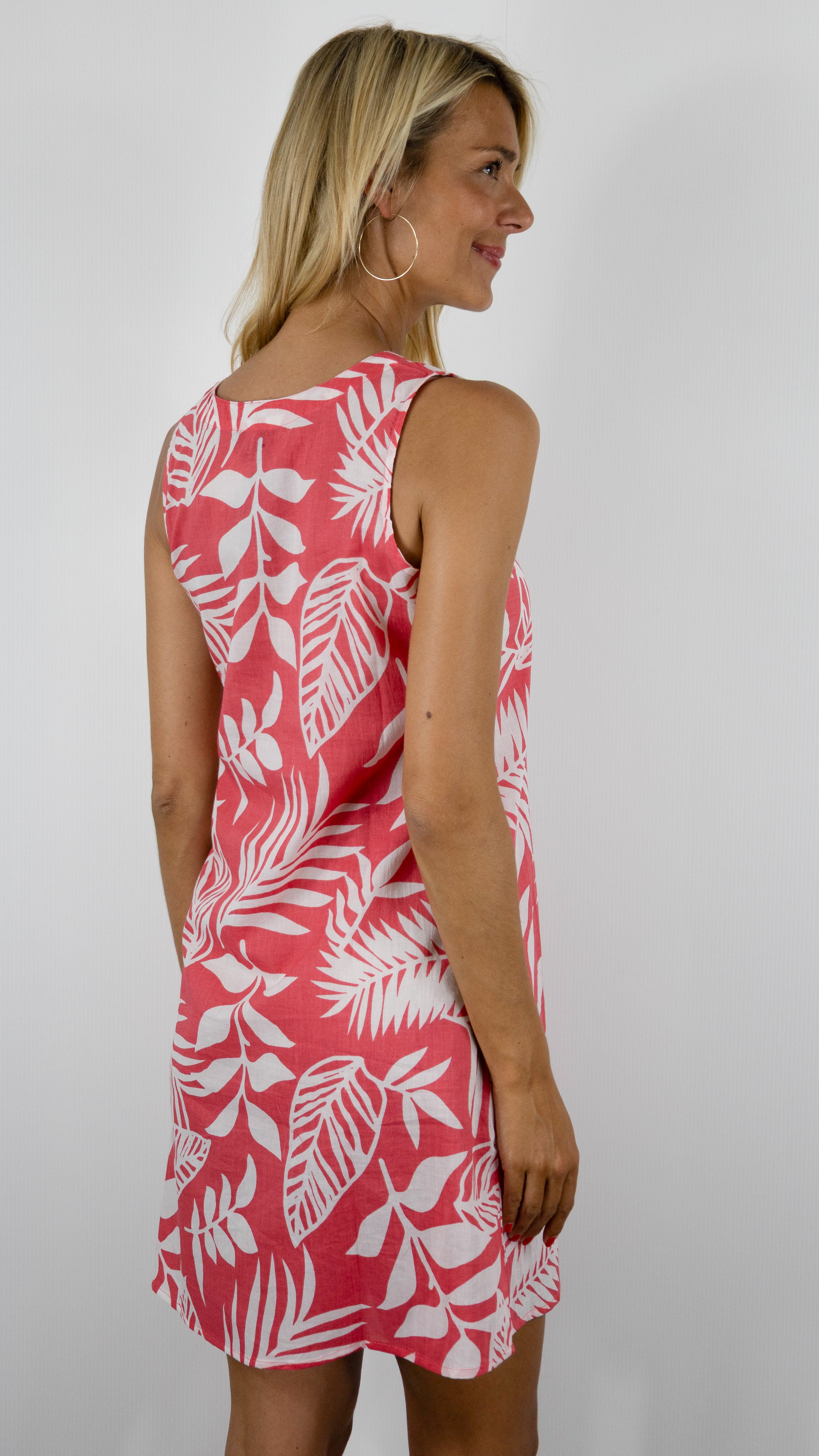ROBE COL V IMPRIME AVEC UNE COUPE DROITE SANS MANCHES
#COLOR_6J06/FOUGERE CORAIL
