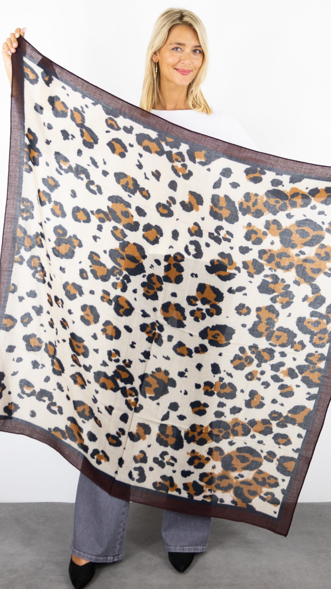 FOULARD EN LAINE IMPRIME LEOPARD HARTFORD LEOPARD SQUARE