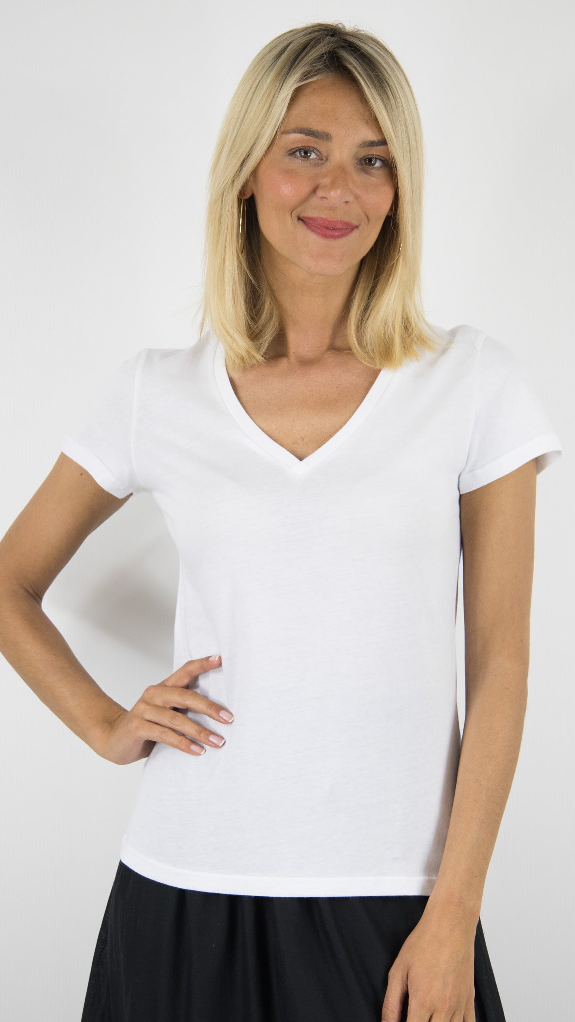 TEE SHIRT COL V MANCHES COURTES EN COTON MAJESTIC #COLOR_001/BLANC