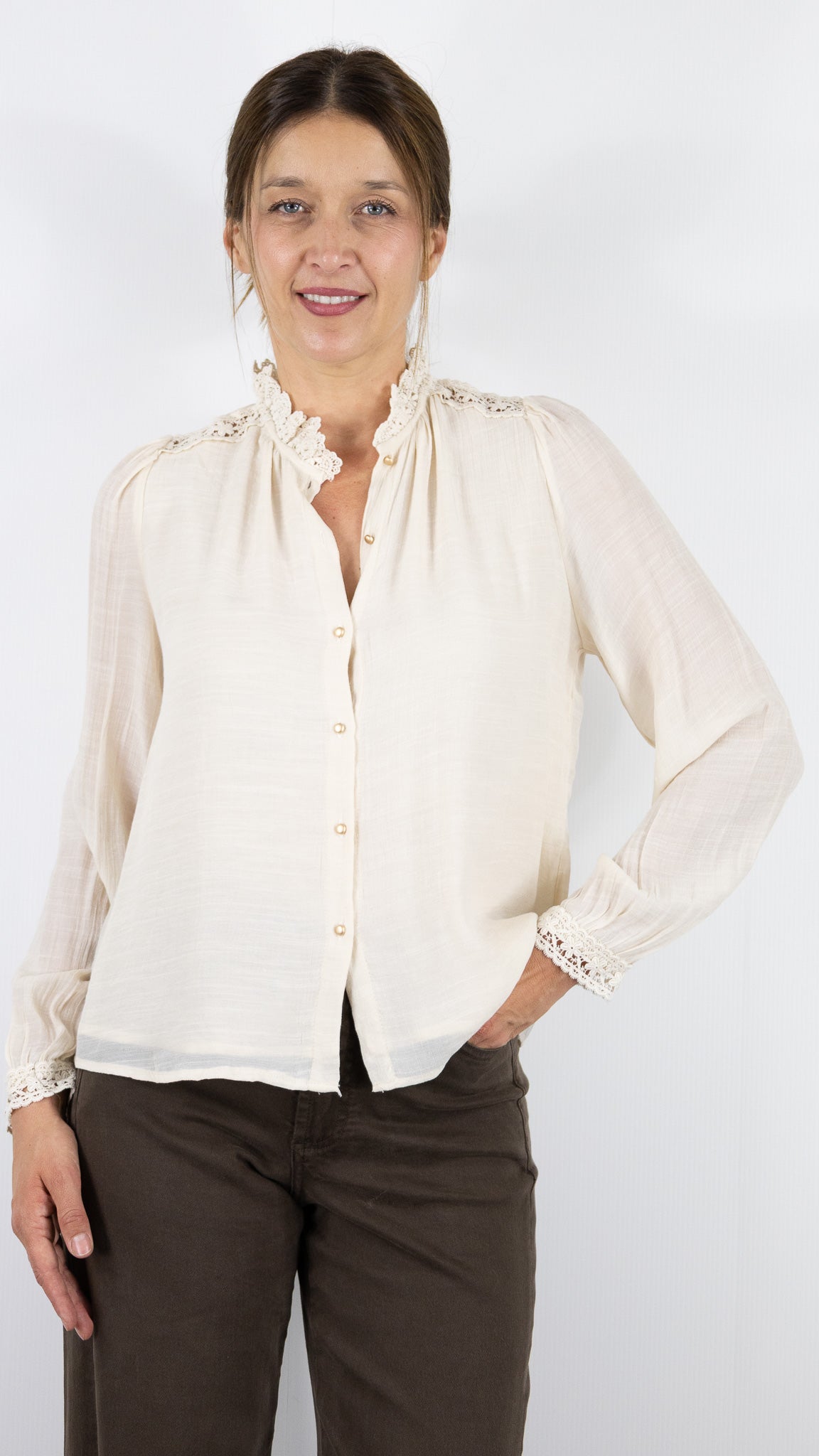 BLOUSE VOLANTEE FLUIDE EN DENTELLE IT HIPPIE M869/329#COLOR_ECRU