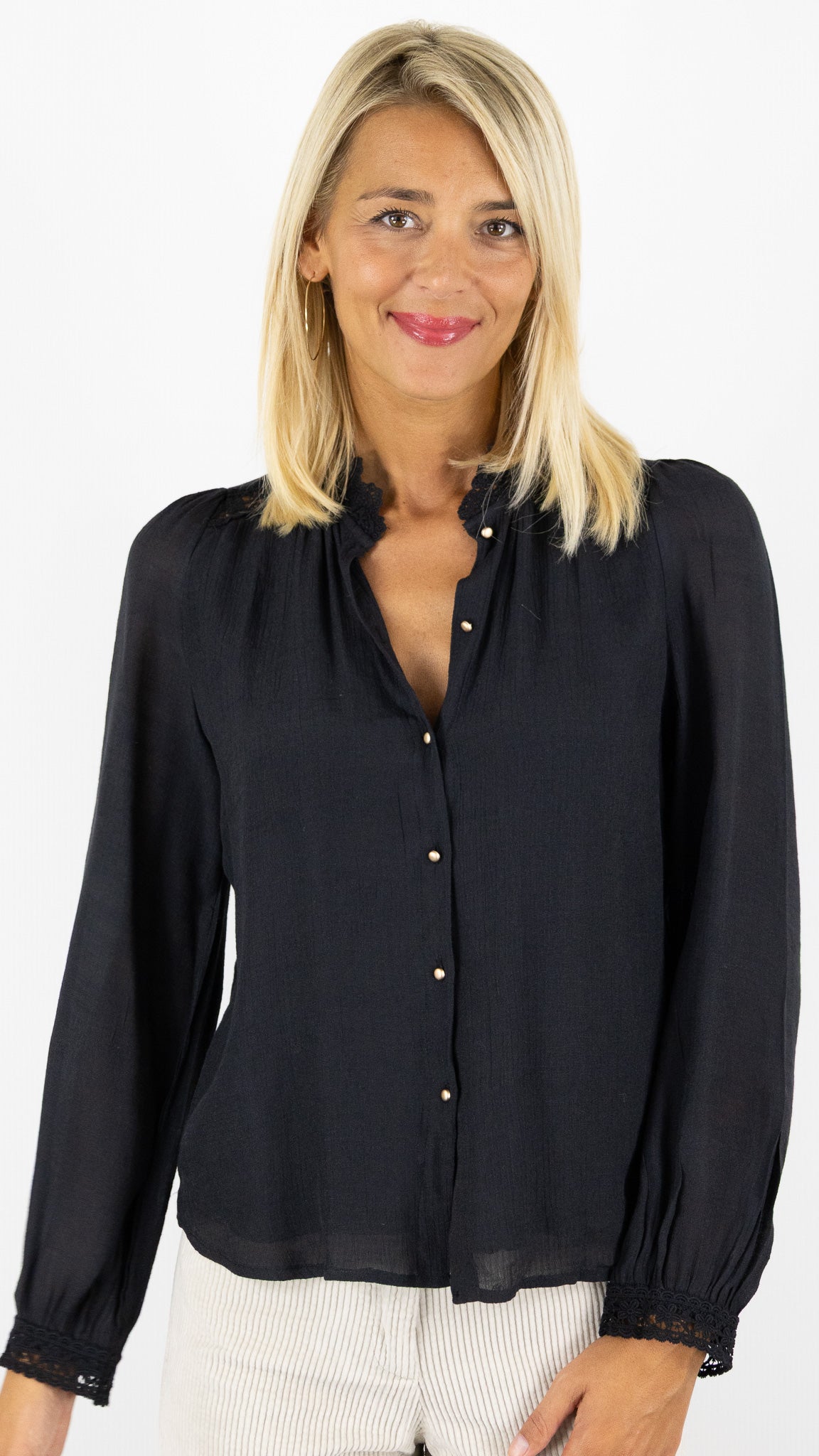 BLOUSE VOLANTEE FLUIDE EN DENTELLE IT HIPPIE M869/329#COLOR_NOIR