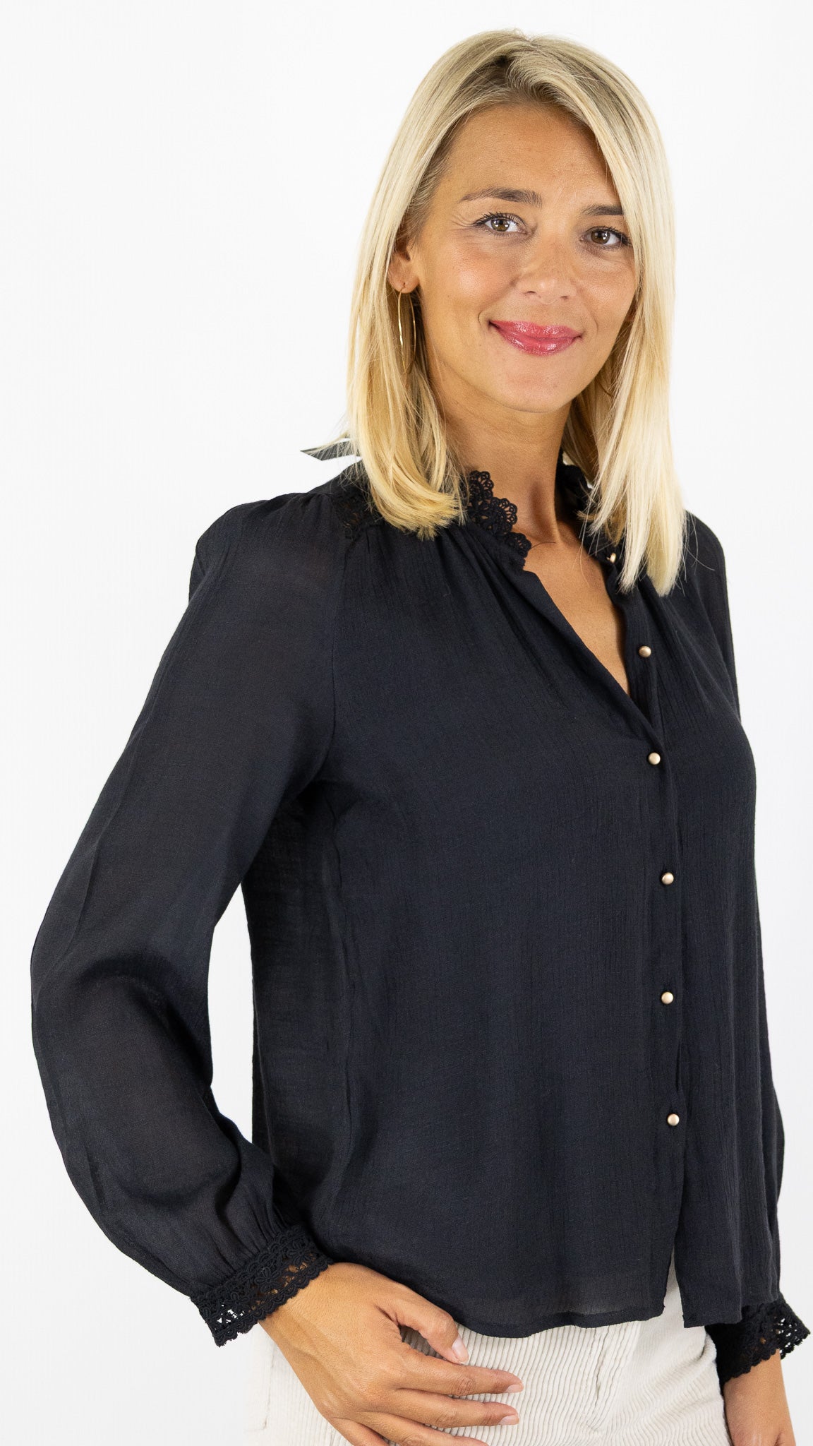 BLOUSE VOLANTEE FLUIDE EN DENTELLE IT HIPPIE M869/329#COLOR_NOIR
