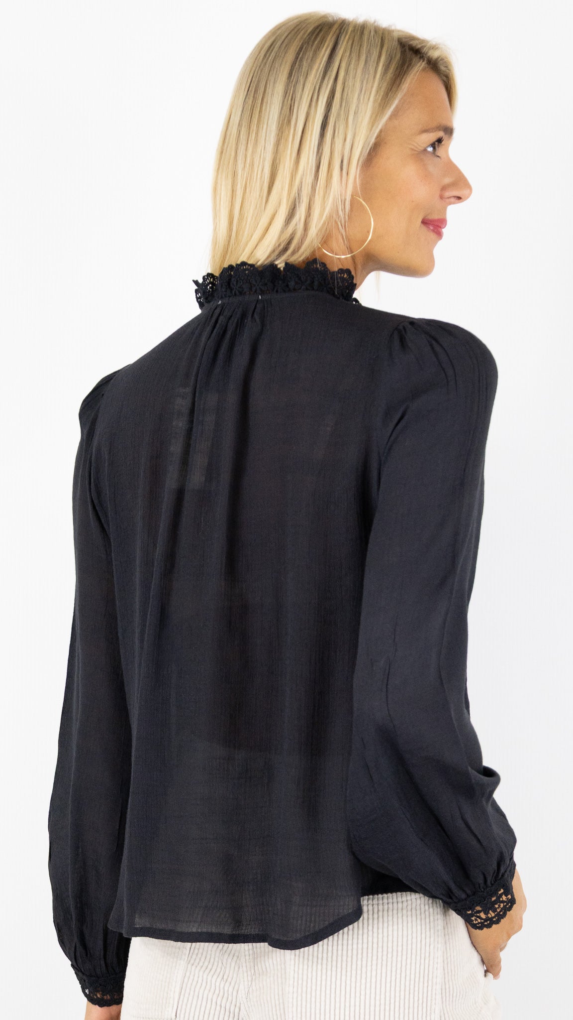 BLOUSE VOLANTEE FLUIDE EN DENTELLE IT HIPPIE M869/329#COLOR_NOIR