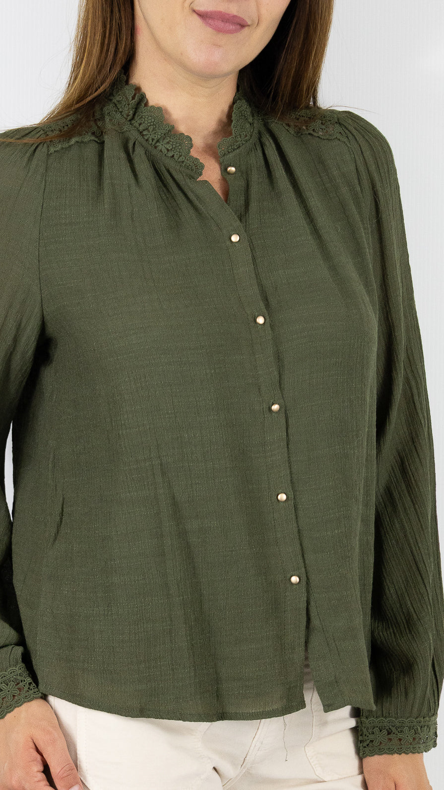 BLOUSE VOLANTEE FLUIDE EN DENTELLE IT HIPPIE M869/329#COLOR_KAKI