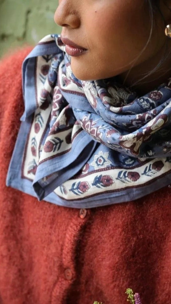 FOULARD FLEURI EN COTON BLEU ORAGE BELLEMME MANON 