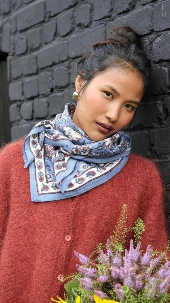 FOULARD FLEURI EN COTON BLEU ORAGE BELLEMME MANON 