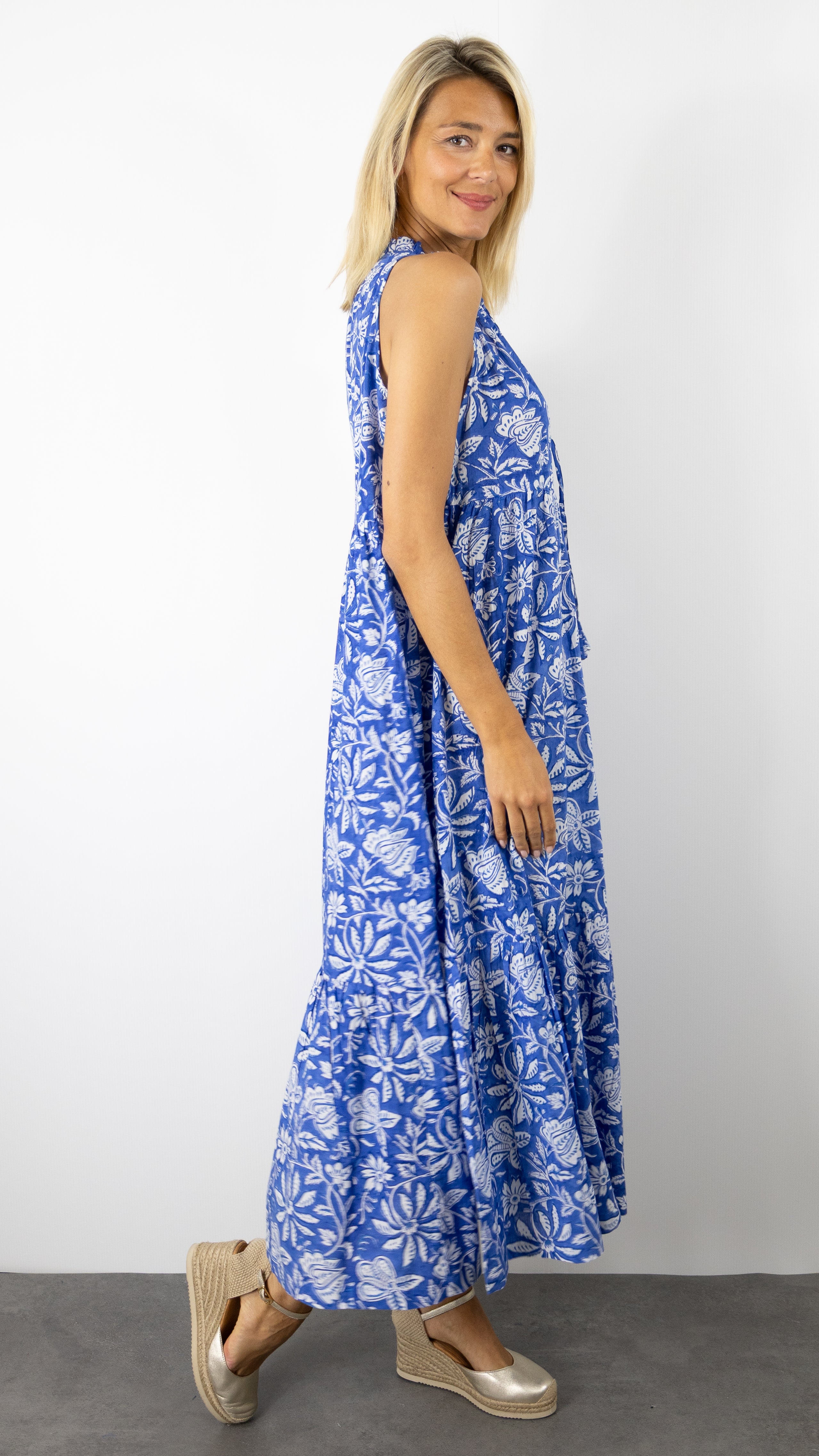 ROBE V LONGUE EN COTON VOLANTES VOUS MARIA IMPRIME BLEU ELECTRIQUE