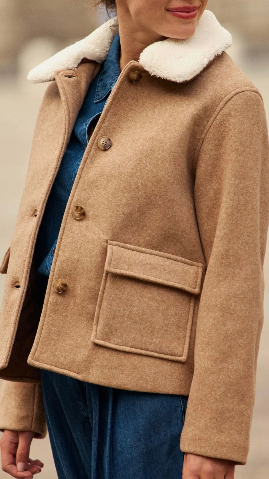 MANTEAU COURT AVEC COL FAUSSE FOURRURE POUR FEMME CAMEL LA PETITE ETOILE NATTIE