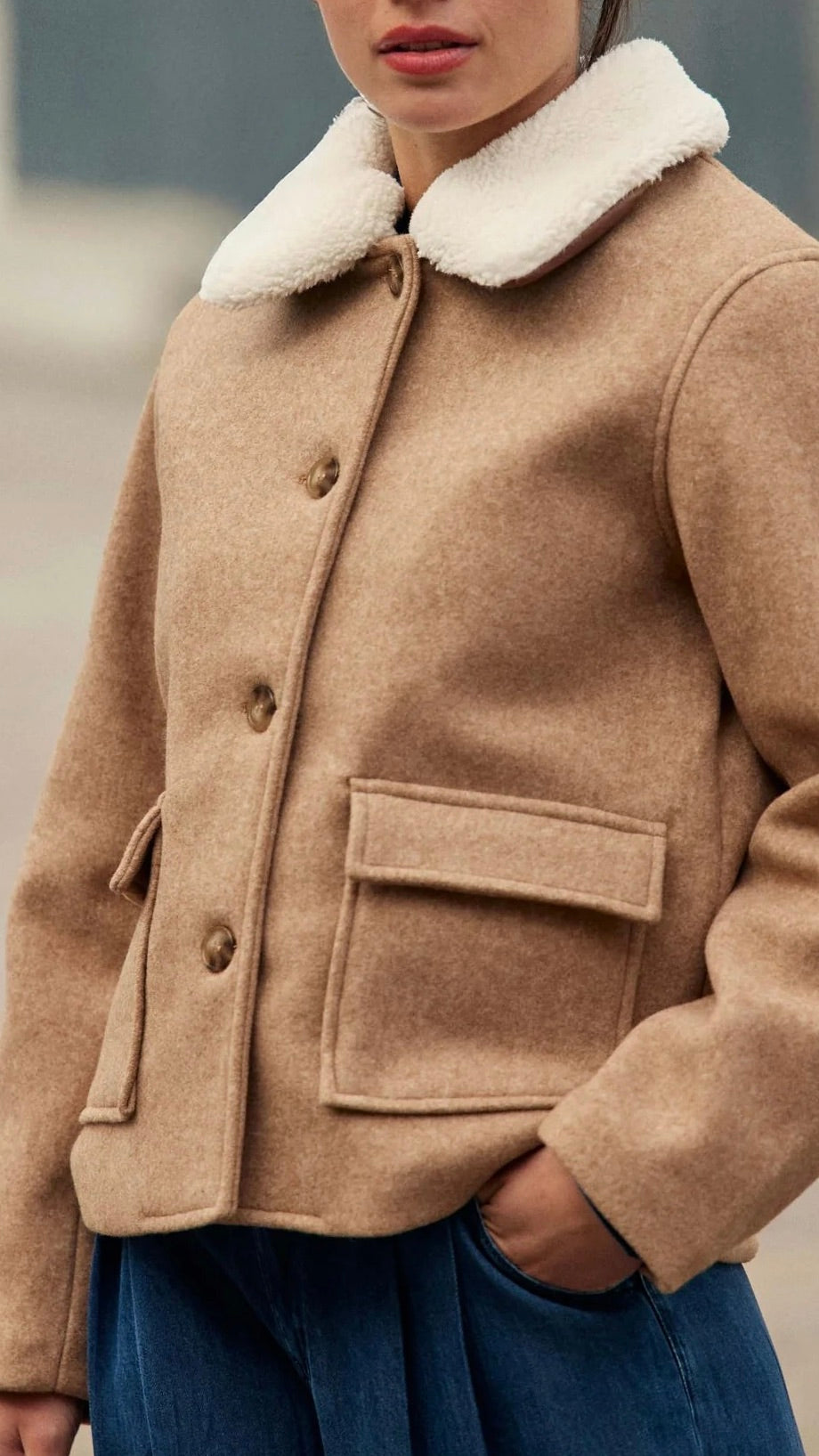MANTEAU COURT AVEC COL FAUSSE FOURRURE POUR FEMME CAMEL LA PETITE ETOILE NATTIE