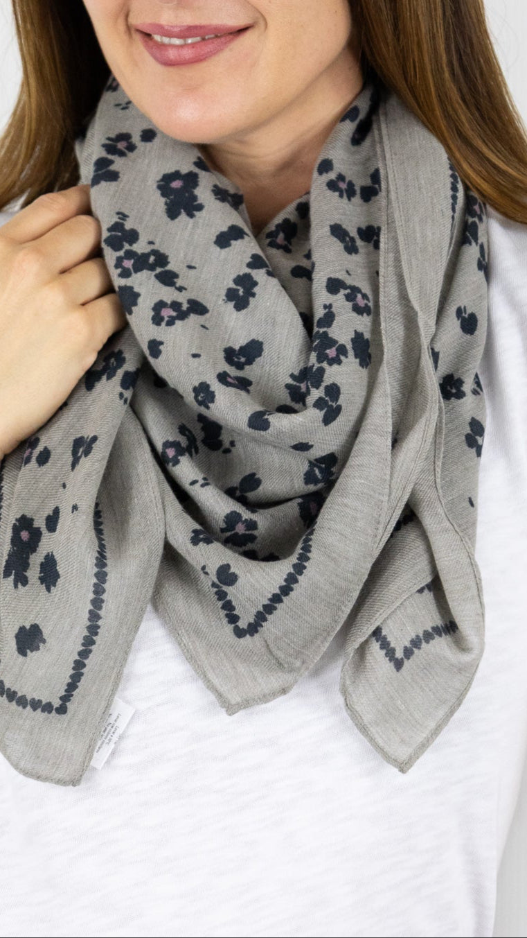 FOULARD CARRE IMPRIME FLEURI EN LAINE DES PETITS HAUTS NYTOU