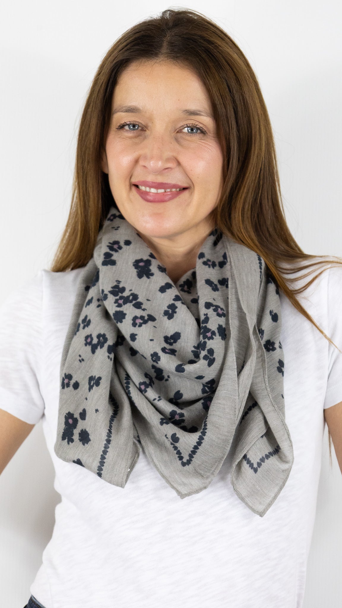 FOULARD CARRE IMPRIME FLEURI EN LAINE DES PETITS HAUTS NYTOU