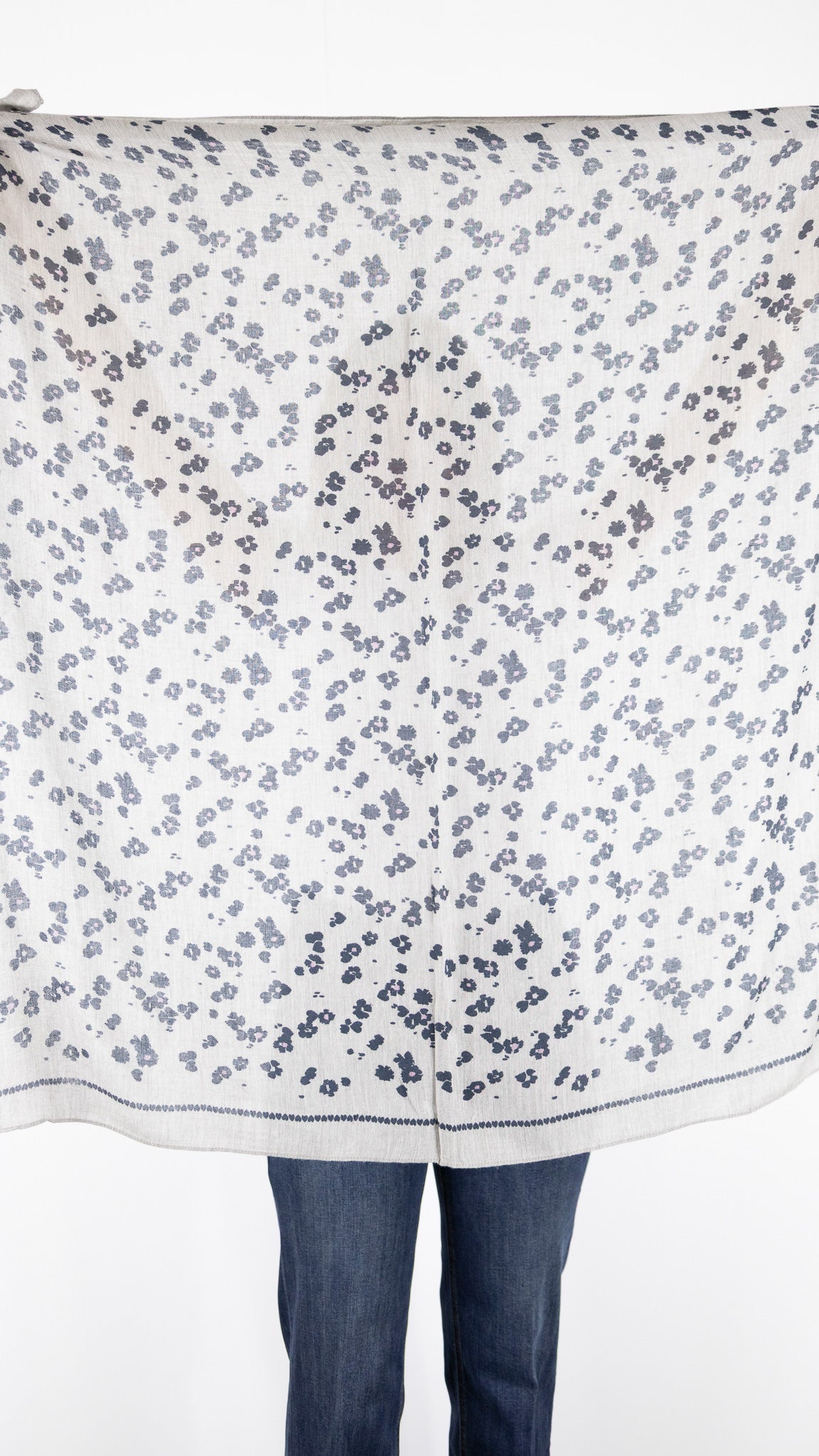 FOULARD CARRE IMPRIME FLEURI EN LAINE DES PETITS HAUTS NYTOU