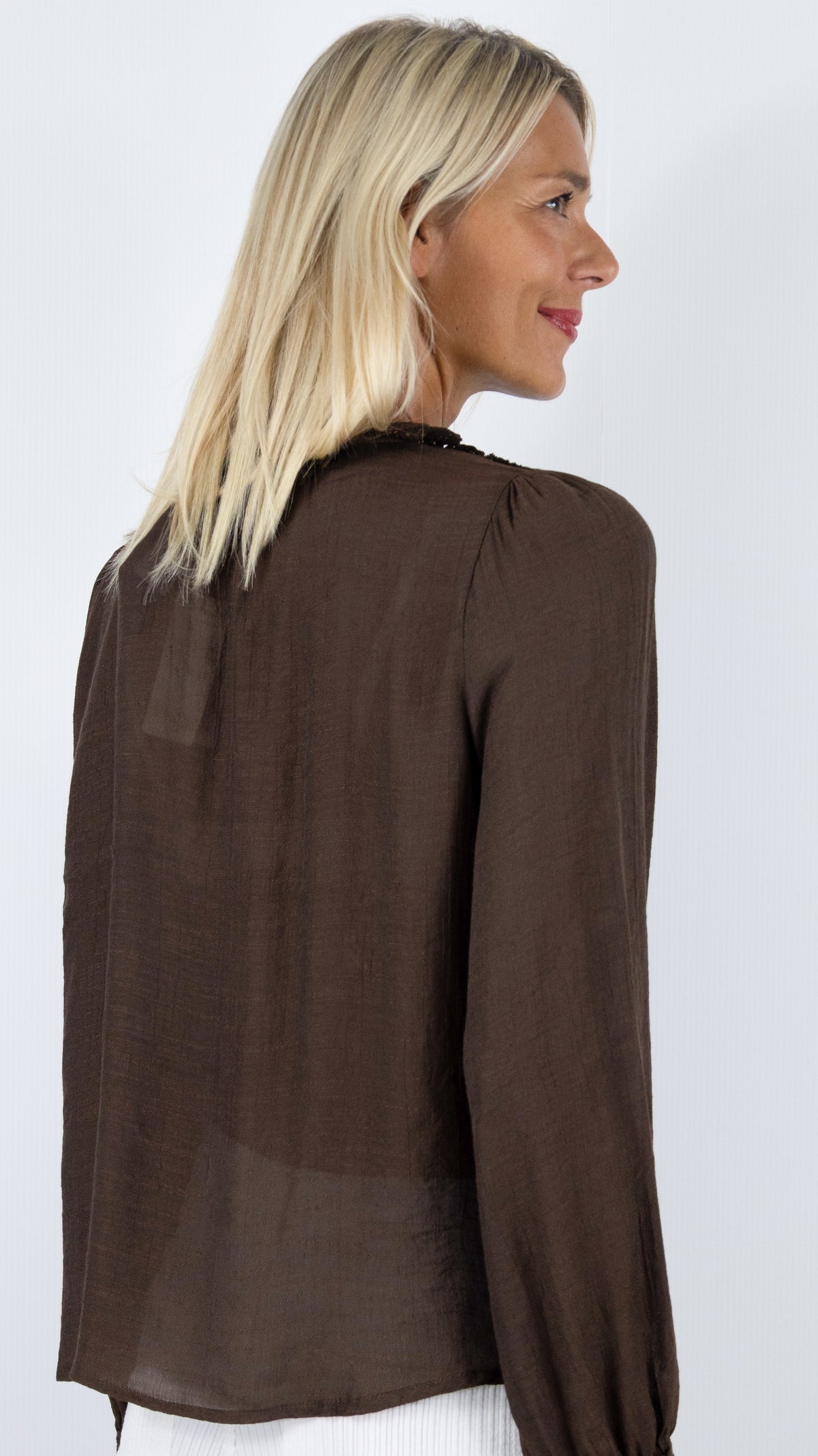 CHEMISE FLUIDE COL VOLANTE POUR FEMME IT HIPPIE M869-329#COLOR_MARRON