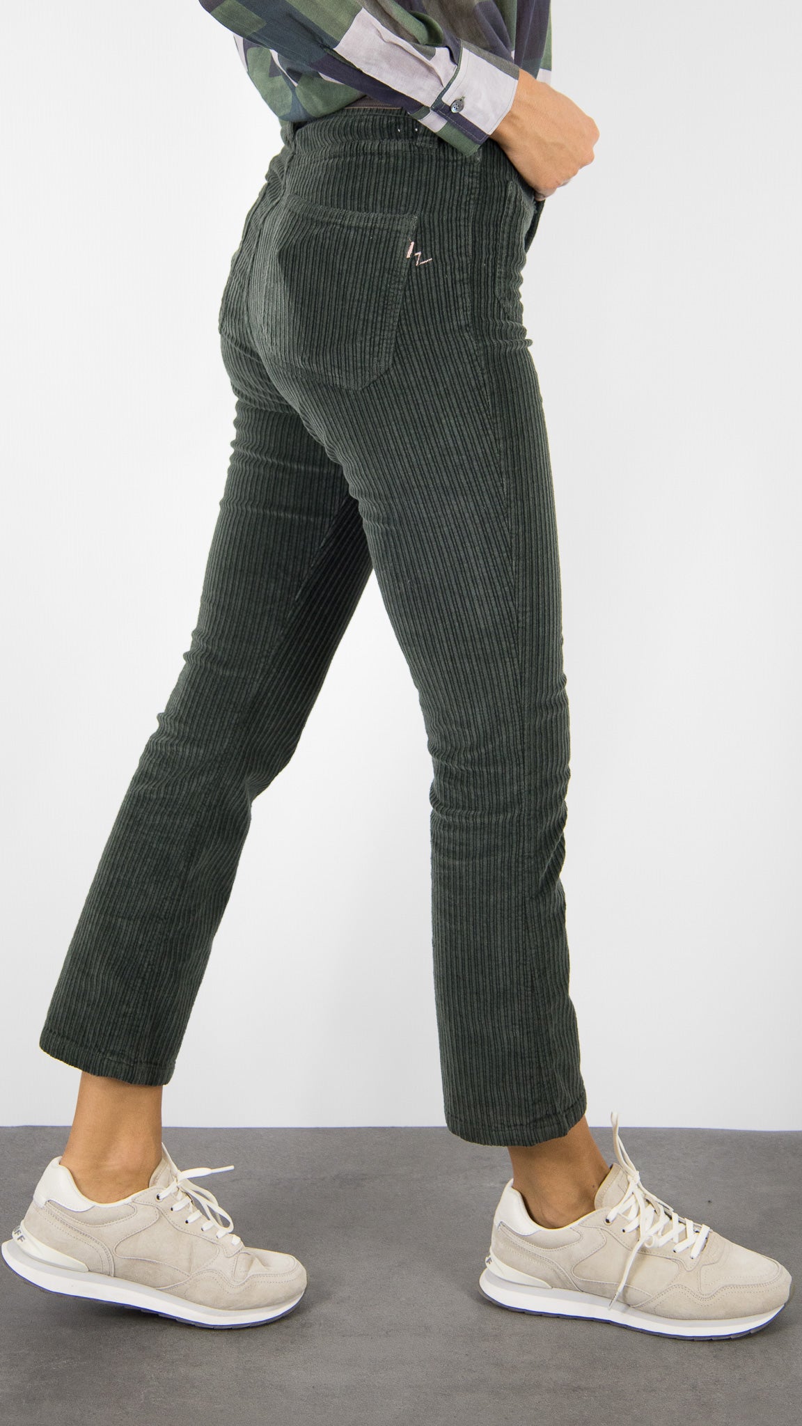 PANTALON EVASE 7/8 EN VELOURS COTELE POUR FEMME  ISLOW OLIVIA BIG CORD#COLOR_FEUILLE/VERT BOUTEILLE
