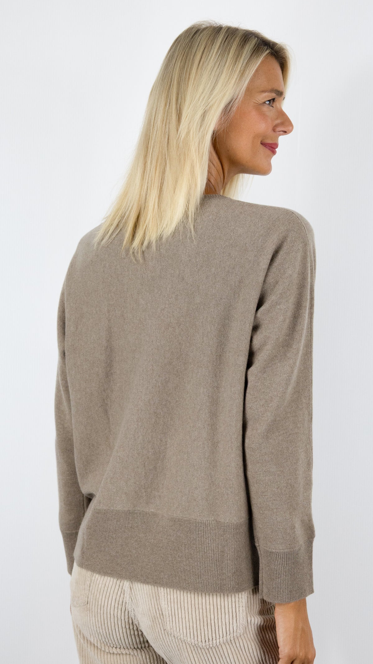 PULL COL V EN LAINE MERINOS POUR FEMME MAUD ET SACHA CK26M03M#COLOR_FF056/QUINOA TAUPE