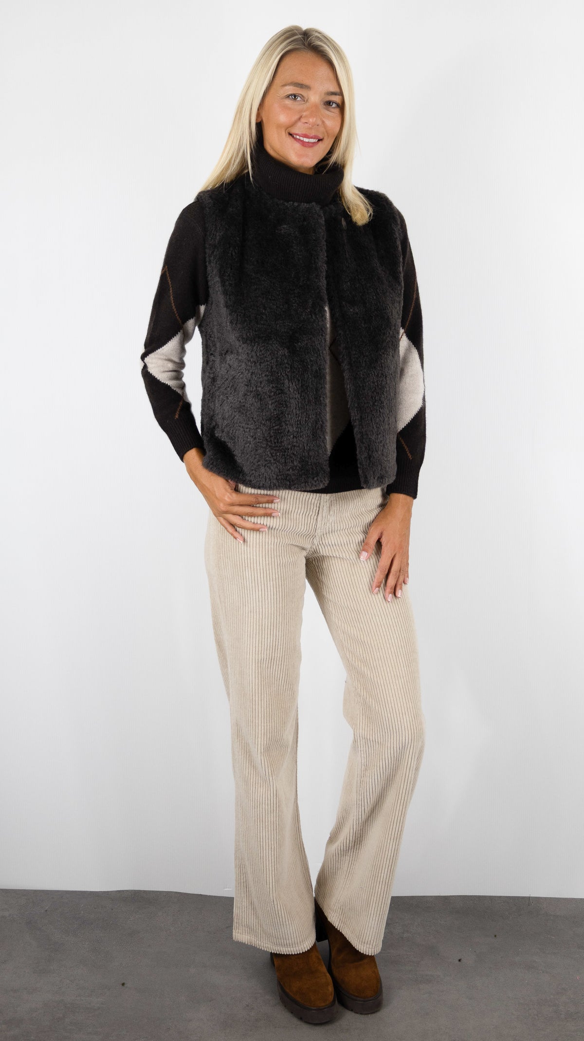 VESTE SANS MANCHES EN FAUSSE FOURRURE POUR FEMME HARTFORD VELMA#COLOR_01/CHOCO