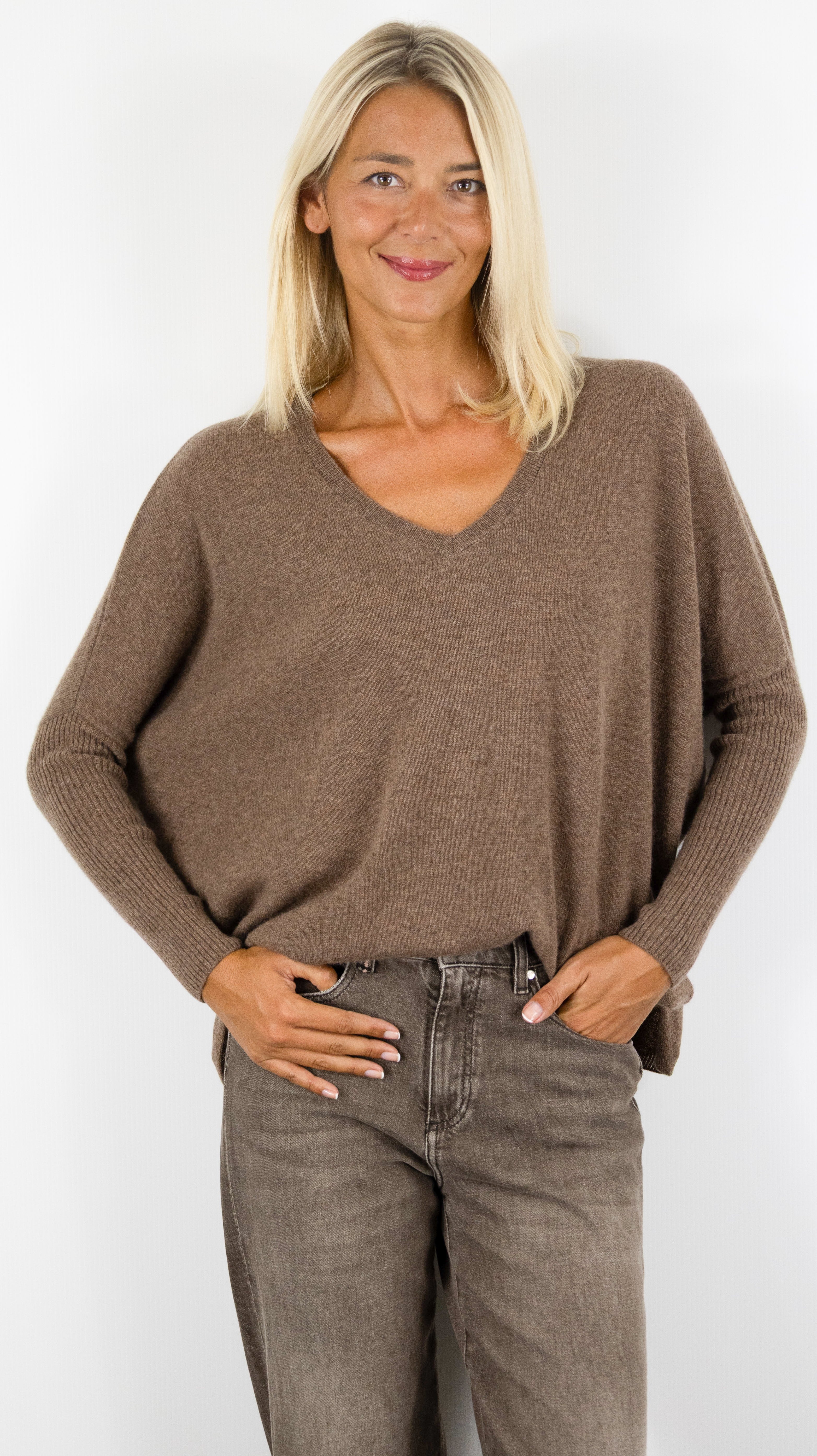 PULL OVERSIZE COL V POUR FEMME EN CACHEMIRE NOT SHY FAUSTINE#COLOR_CAFE AU LAIT 
