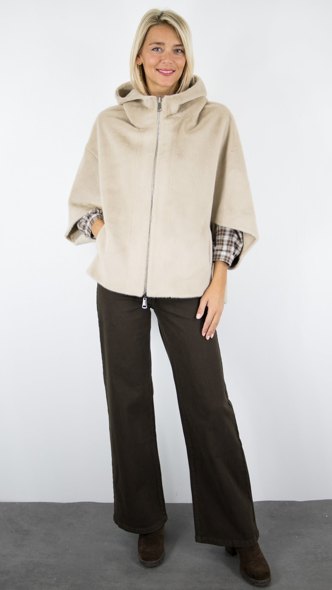 CAPE AMPLE A CAPUCHE EN FAUSSE FOURRURE LOU ANDREA PM 918#COLOR_1500/BEIGE
