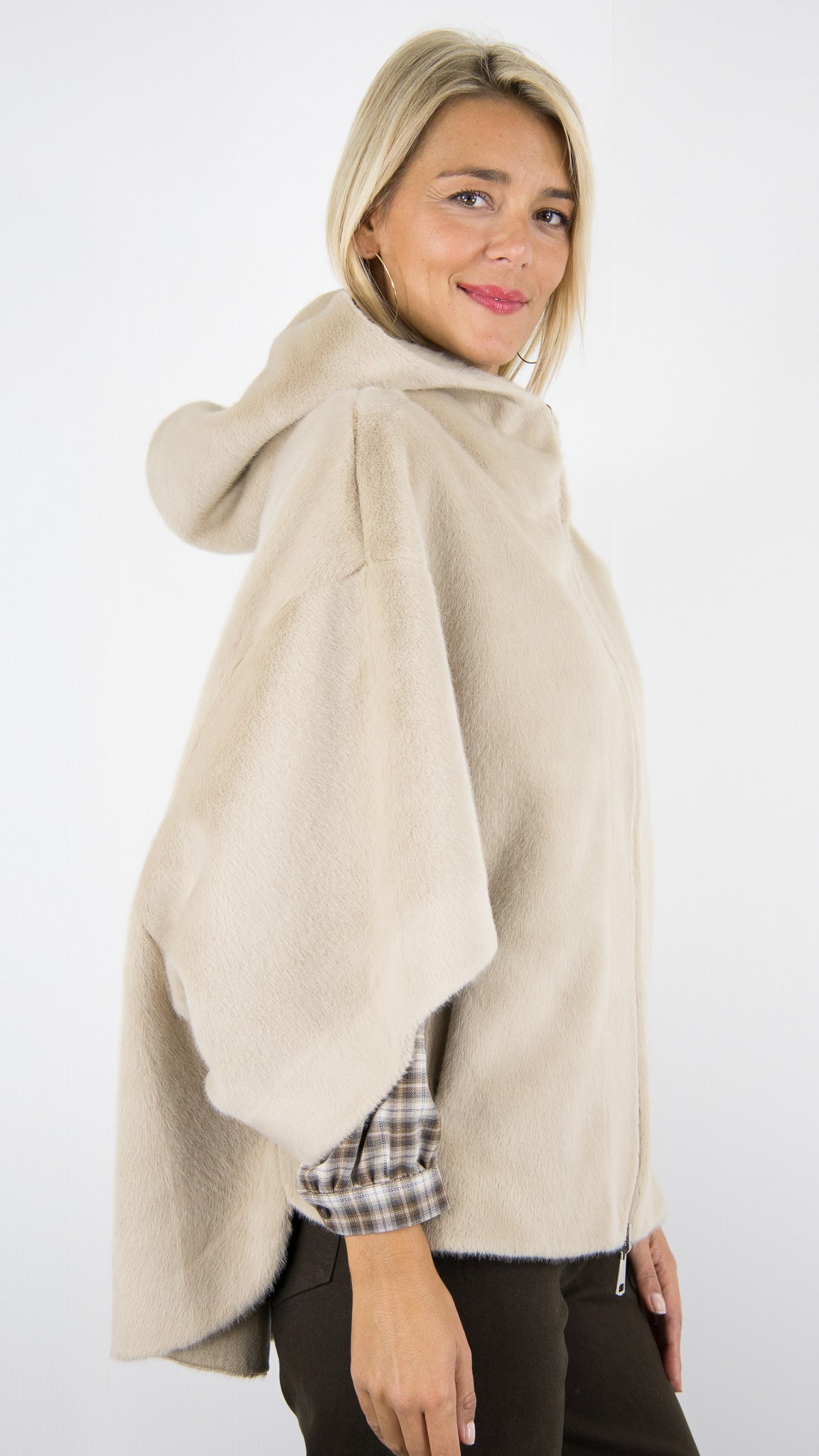 CAPE AMPLE A CAPUCHE EN FAUSSE FOURRURE LOU ANDREA PM 918#COLOR_1500/BEIGE