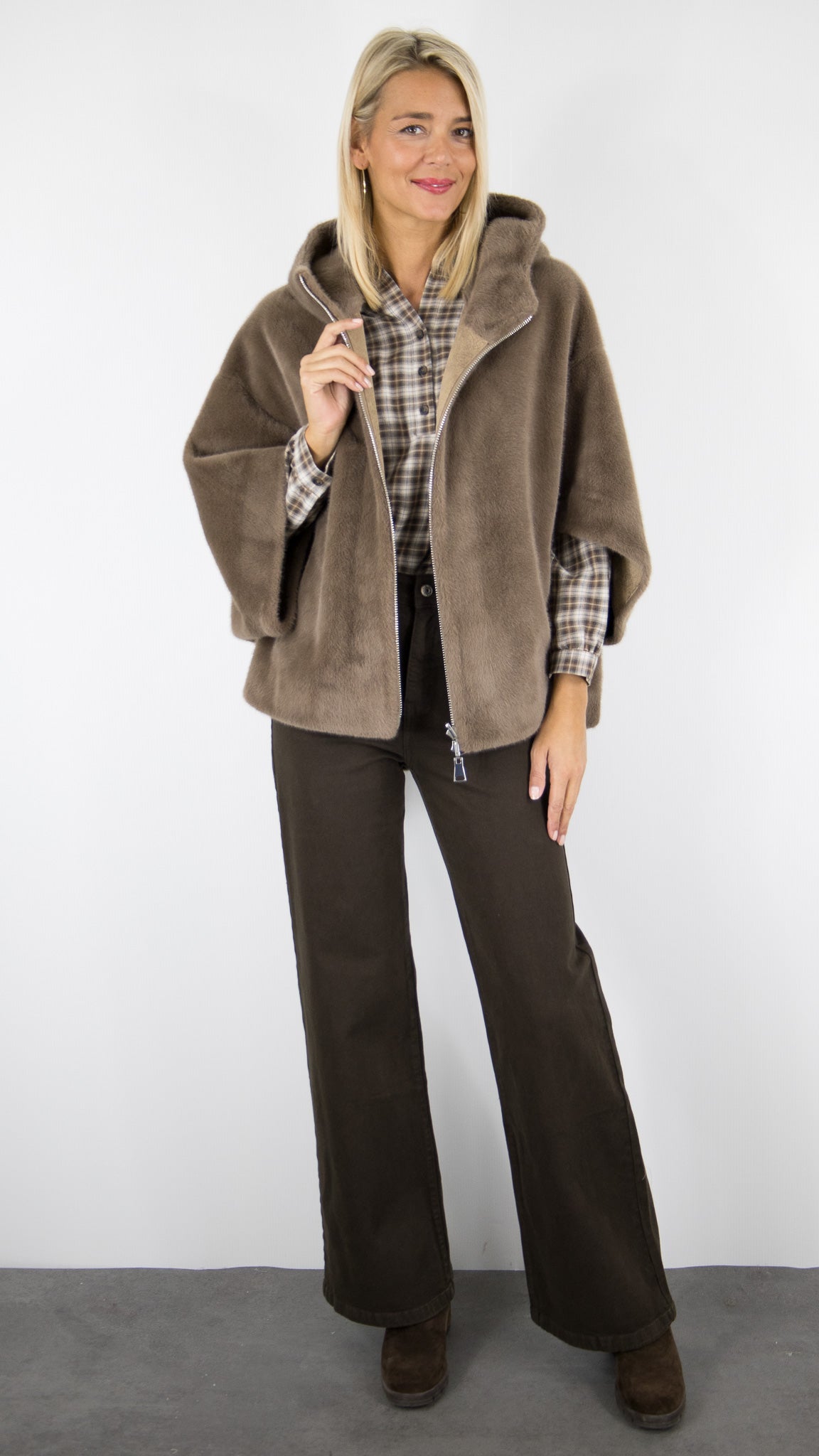 CAPE AMPLE A CAPUCHE EN FAUSSE FOURRURE LOU ANDREA PM 918#COLOR_MOKA/ECUREUIL