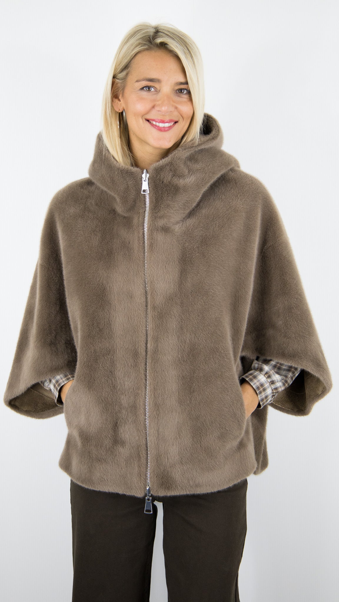 CAPE AMPLE A CAPUCHE EN FAUSSE FOURRURE LOU ANDREA PM 918#COLOR_MOKA/ECUREUIL