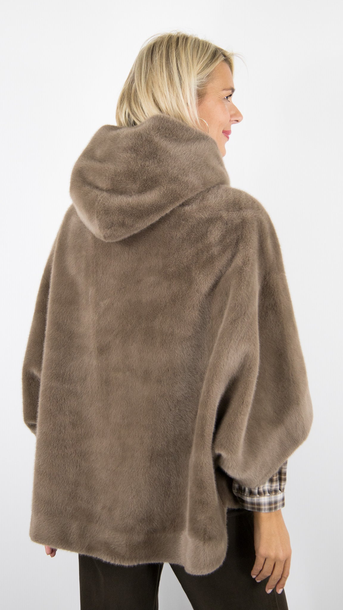 CAPE AMPLE A CAPUCHE EN FAUSSE FOURRURE LOU ANDREA PM 918#COLOR_MOKA/ECUREUIL