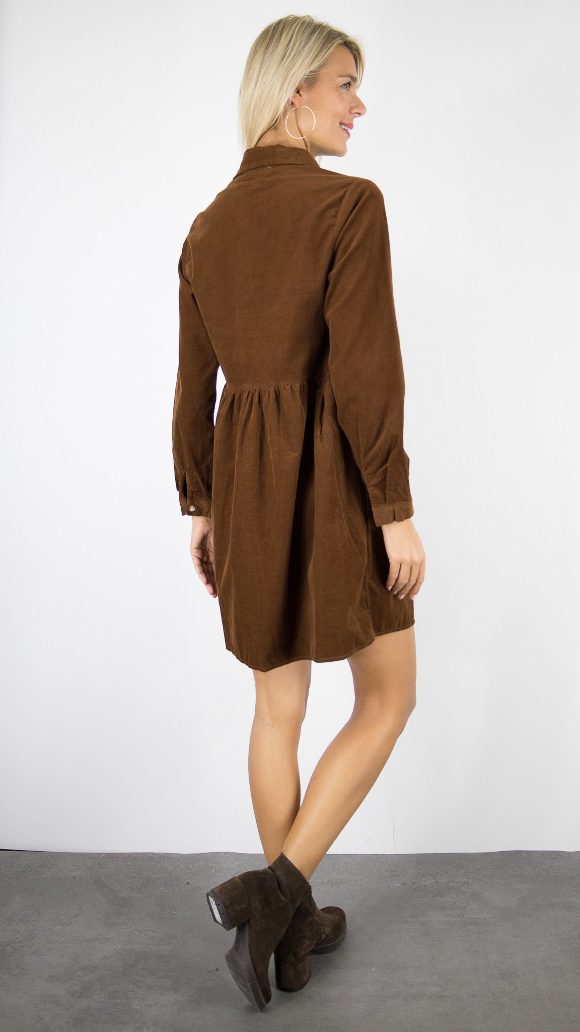 ROBE EVASEE EN VELOURS IN APRIL 1986 R5932#COLOR_CAMEL