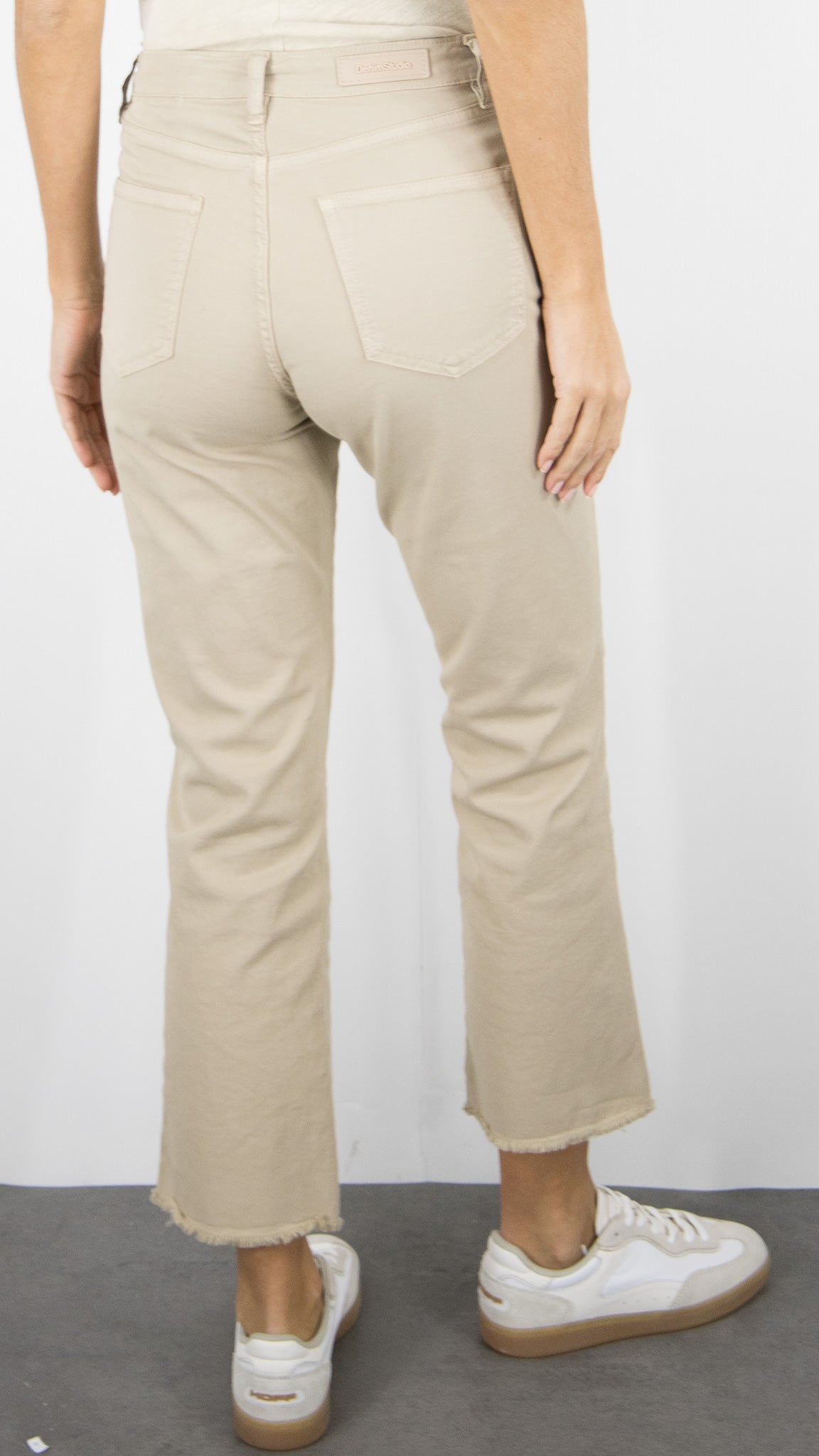 PANTALON POUR FEMME 7/8 FINITIONS BORDS FRANCS EN COTON DENIM STUDIO SALOME GABARDINE STRECH#COLOR_DUST/BEIGE