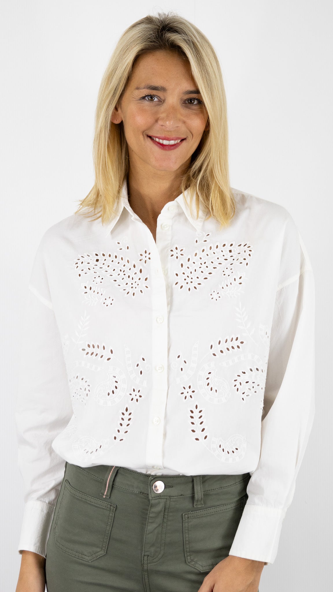 CHEMISE BLANCHE AVEC BRODERIES AJOURÉES EN COTON SOASIA AN'GE