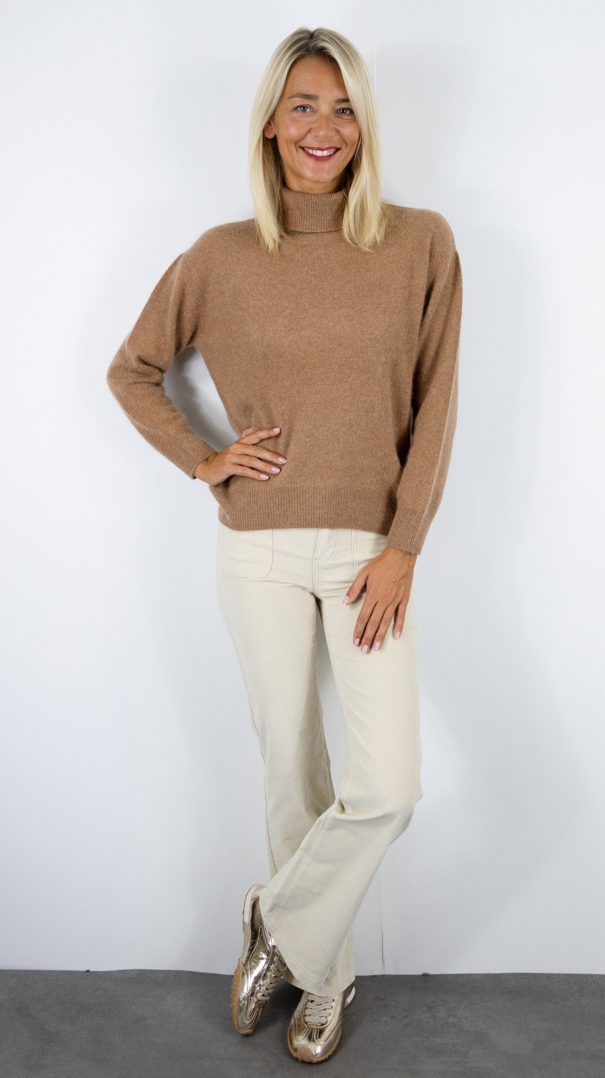 PULL COL ROULE EN CACHEMIRE CAMEL POUR FEMME MAJESTIC FPU836/K149