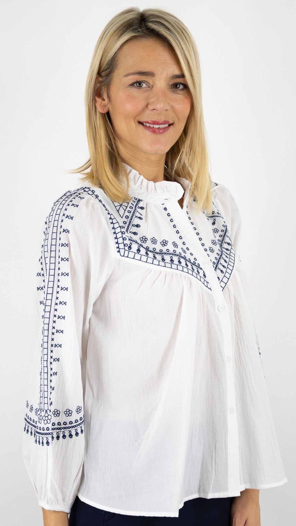 BLOUSE COL MONTANT VOLANTE BRODEE FEMME SW726 VOUS 020879#color_BLANC