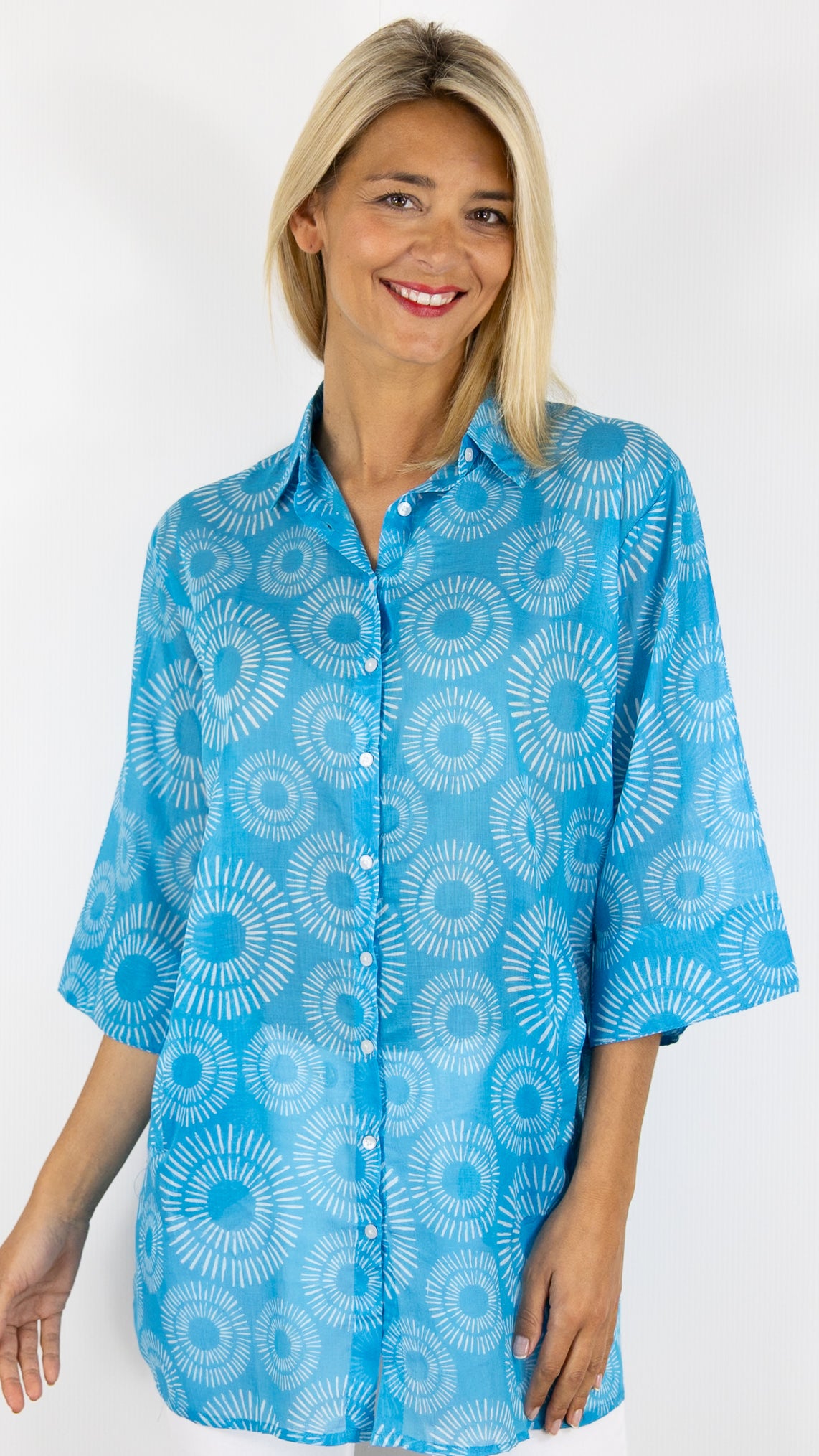 CHEMISE AMPLE TUNIQUE IMPRIMEE EN COTON TERRE ROUGE SXPRO2#COLOR_505J/SOLEIL BLEU 