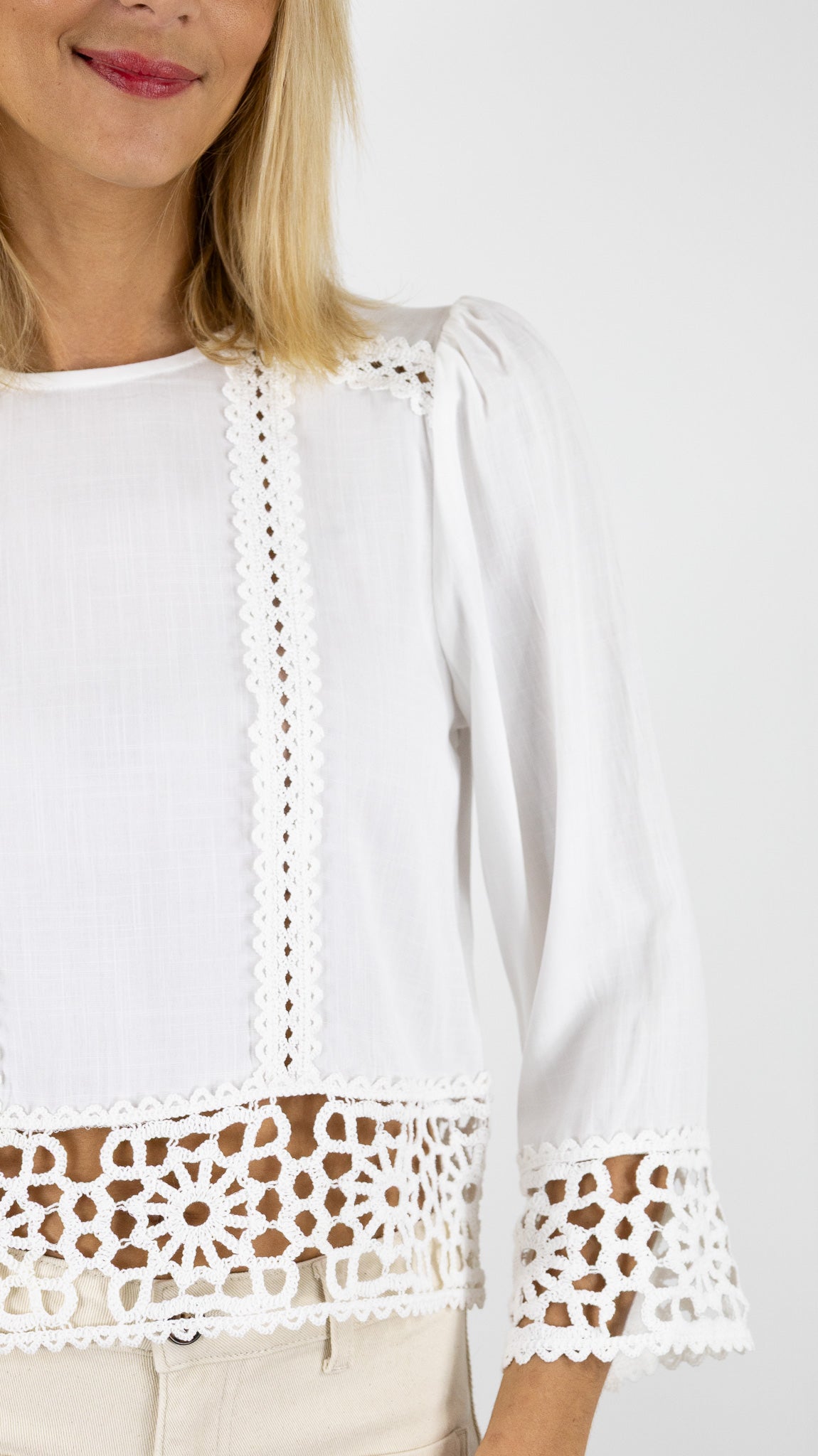 BLOUSE COURTE EN DENTELLE BLANCHE LA PETITE ETOILE TEVY 