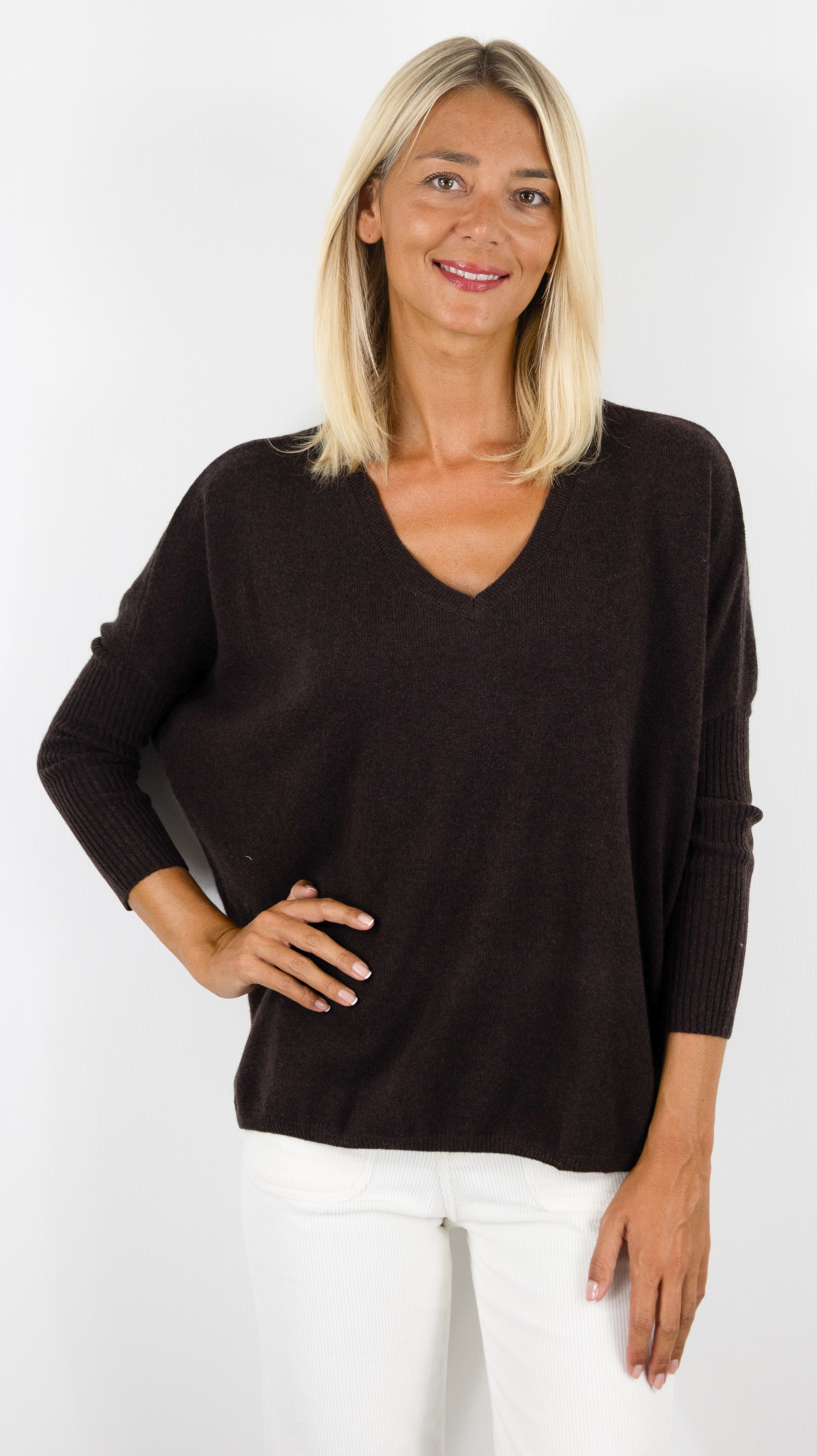 PULL OVERSIZE COL V POUR FEMME EN CACHEMIRE NOT SHY FAUSTINE#COLOR_CACAO/CHOCO