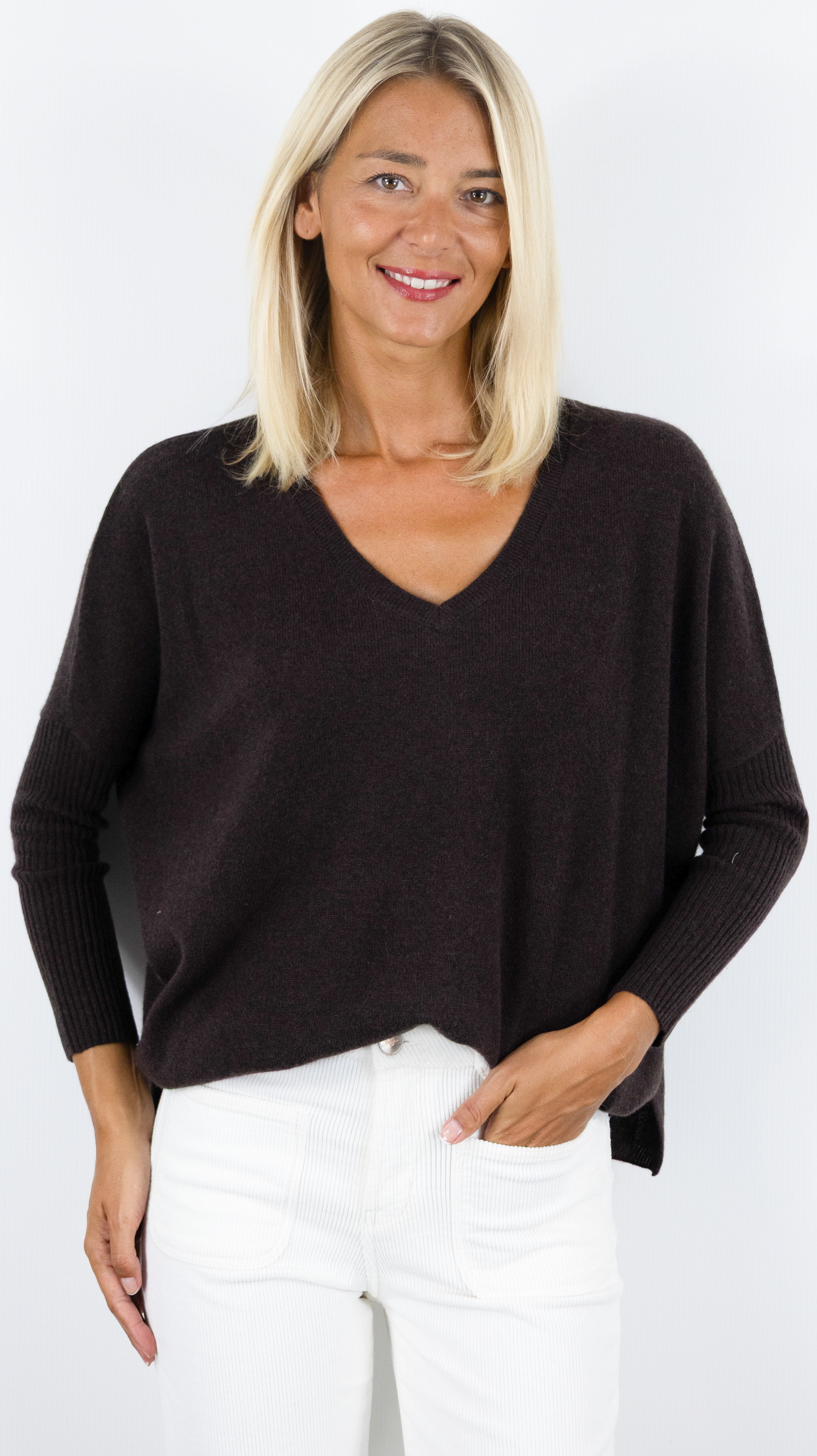 PULL OVERSIZE COL V POUR FEMME EN CACHEMIRE NOT SHY FAUSTINE#COLOR_CACAO/CHOCO