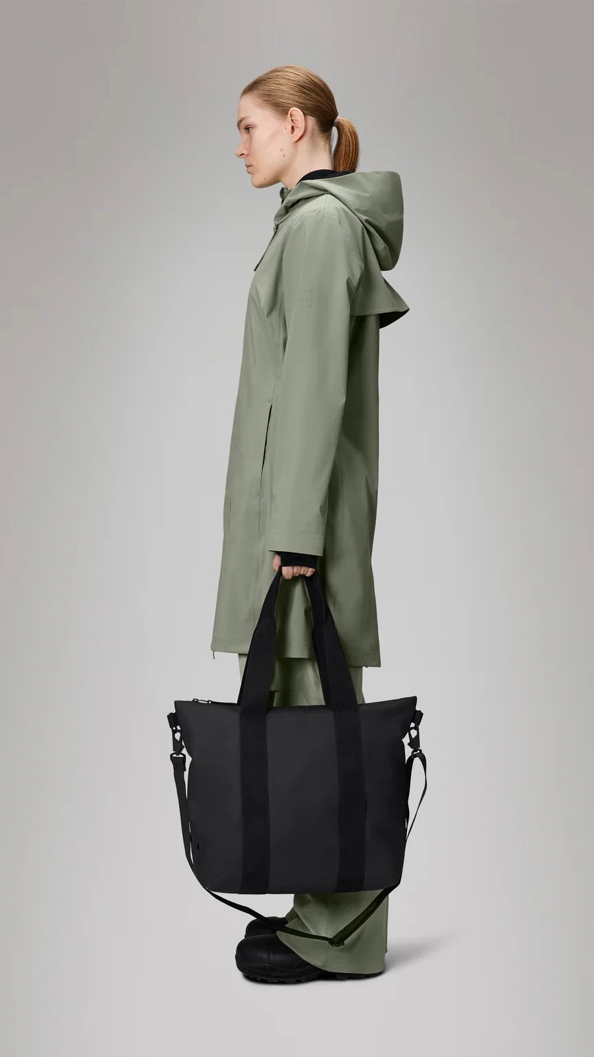 SAC IMPERMEABLE  RAINS TOTE BAG MINI 14160#COLOR_01/NOIR MAT