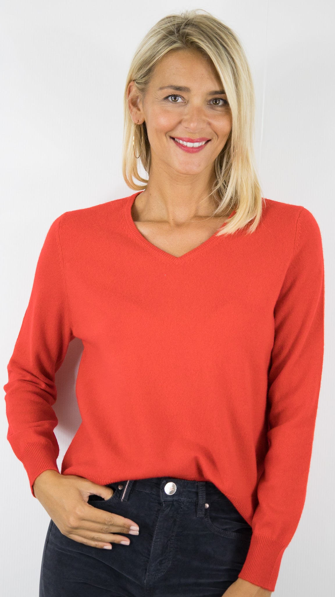 PULL COL V EN CACHEMIRE POUR FEMME#COLOR_23014/ECARLATE