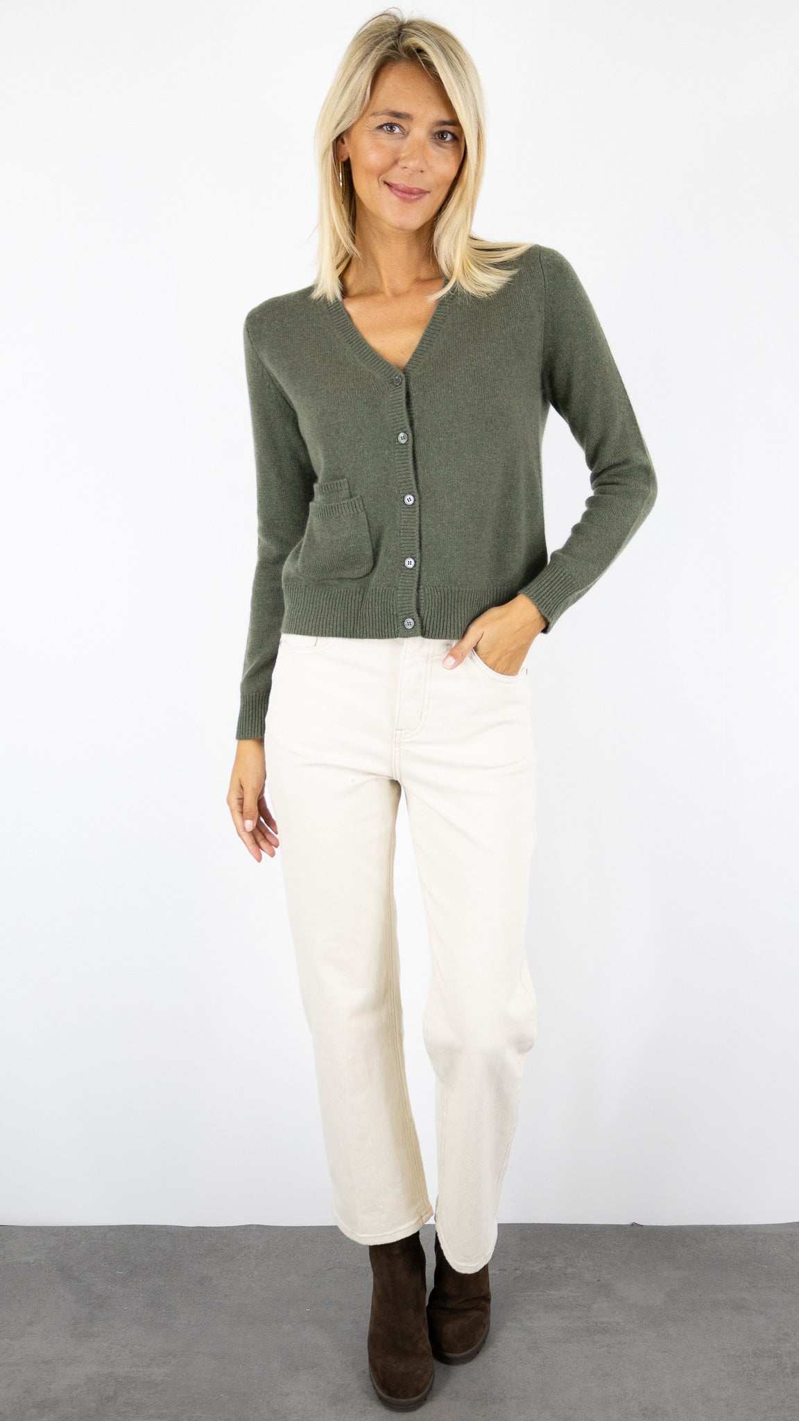 GILET FIN COL V EN CACHEMIRE POUR FEMME ESTHEME WES24A22H#COLOR_2109/VEGETAL